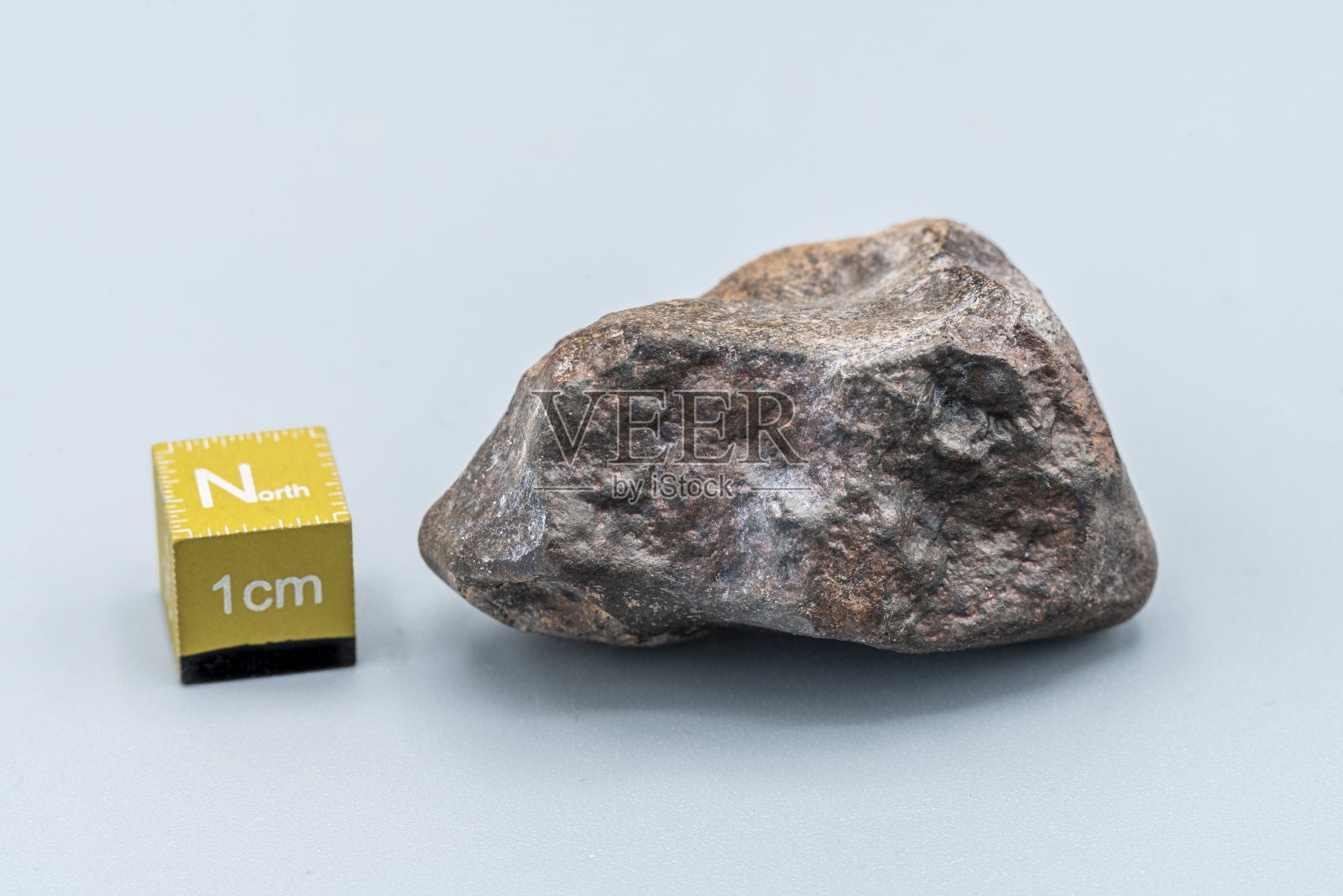 L型球粒陨石，是太阳系早期形成于外太空的小行星。这块陨石来自于撞击阿塔卡马沙漠地球的陨石坠落照片摄影图片