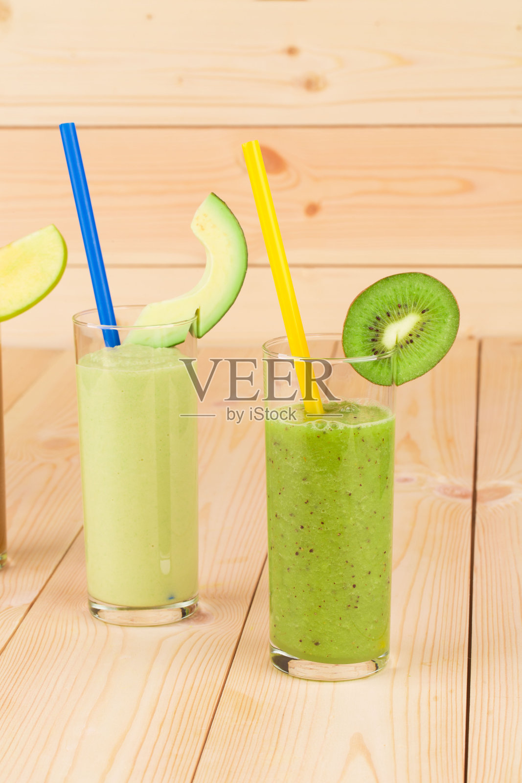 用玻璃杯装着天然果汁的静物。照片摄影图片