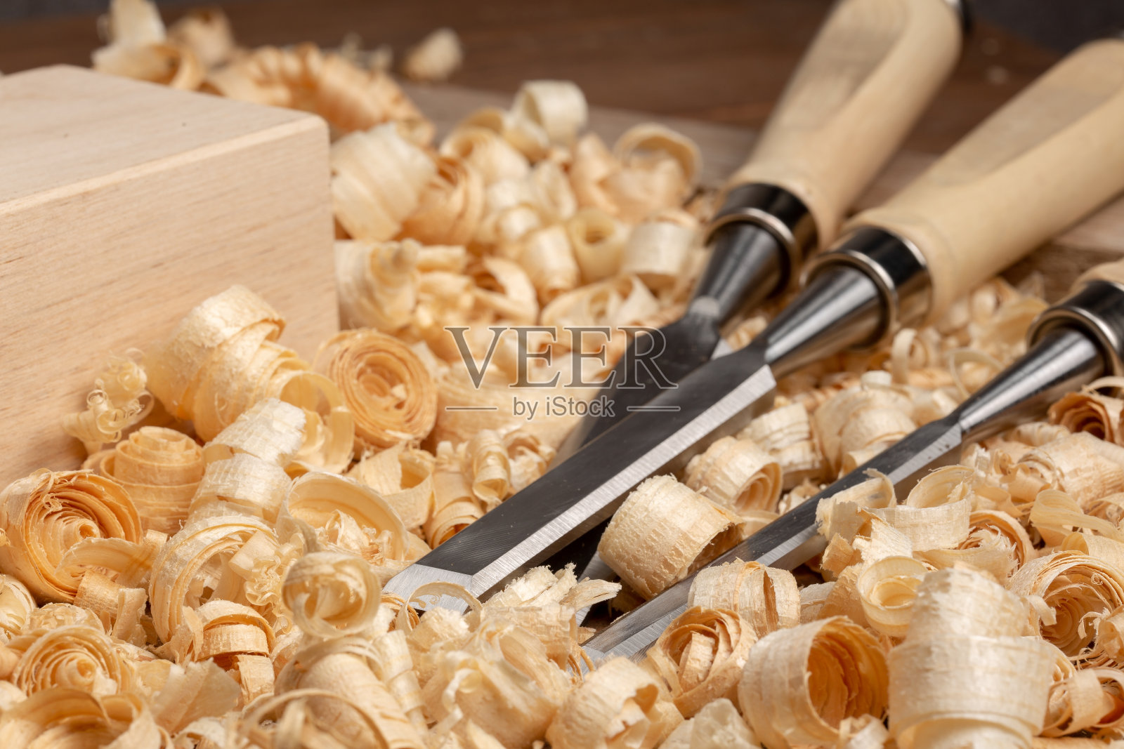 木匠、橱柜师在工作台上制作手工工具照片摄影图片