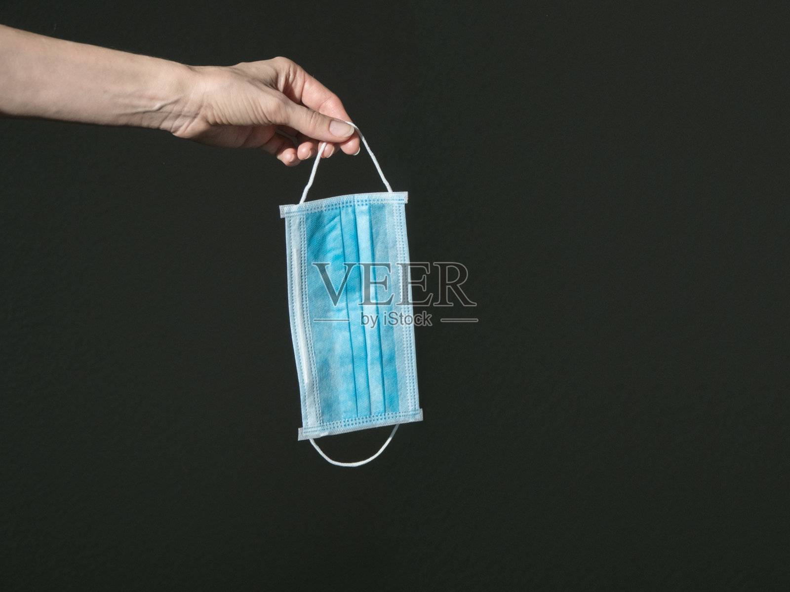 黑色背景上的医用绷带照片摄影图片