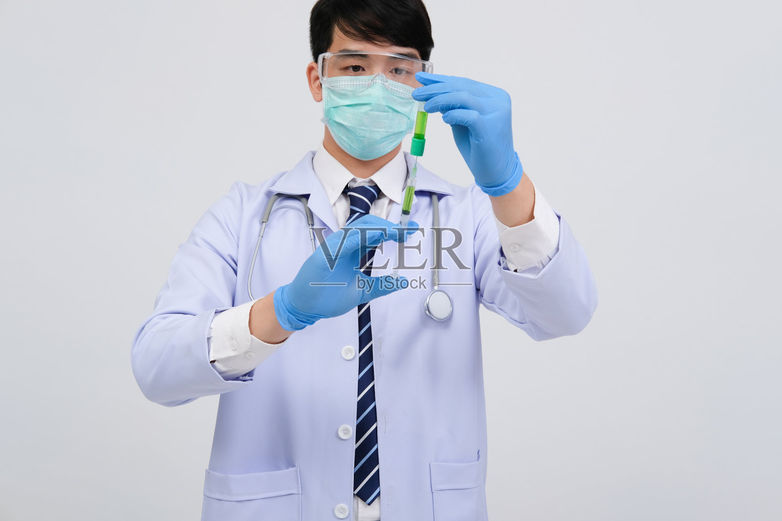 医生使用注射器和药瓶进行医疗注射和疫苗接种照片摄影图片