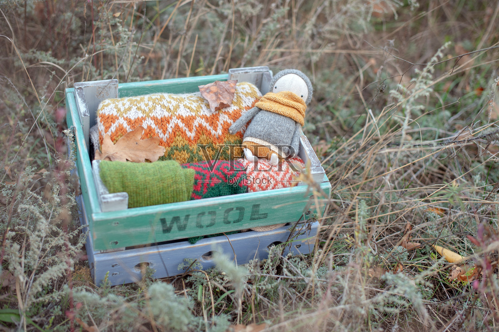 一个装满针织品和洋娃娃的盒子照片摄影图片