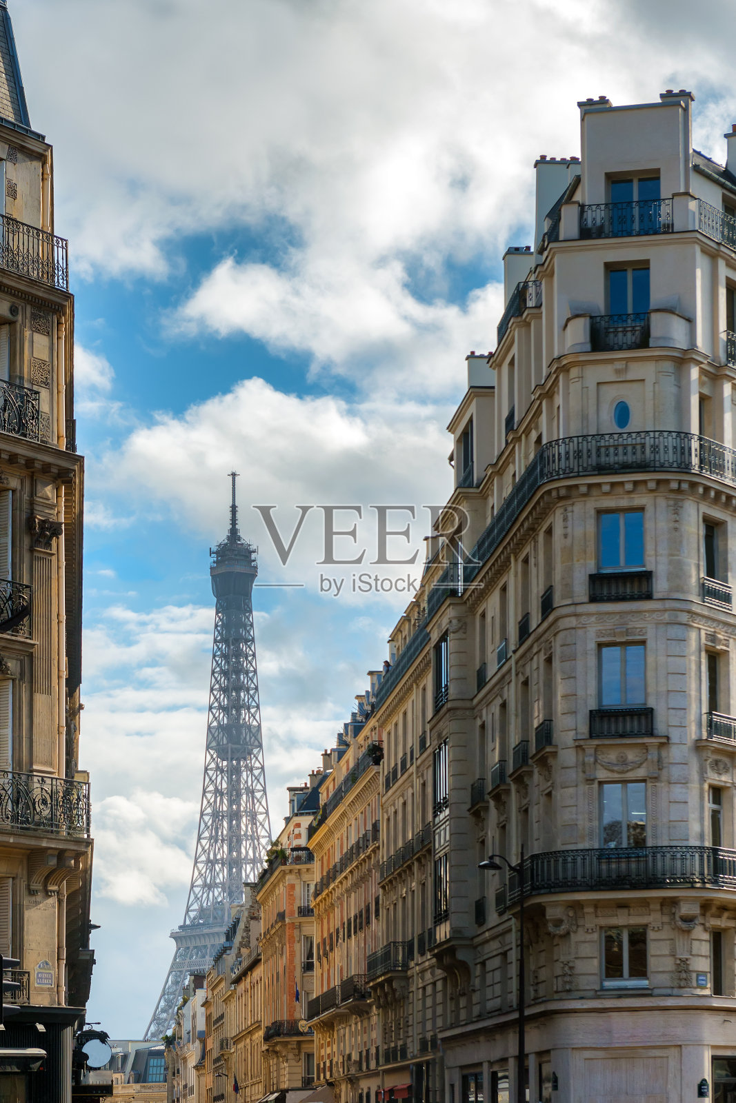 法国巴黎市中心，通往埃菲尔铁塔的豪斯马尼亚大厦的街道。照片摄影图片