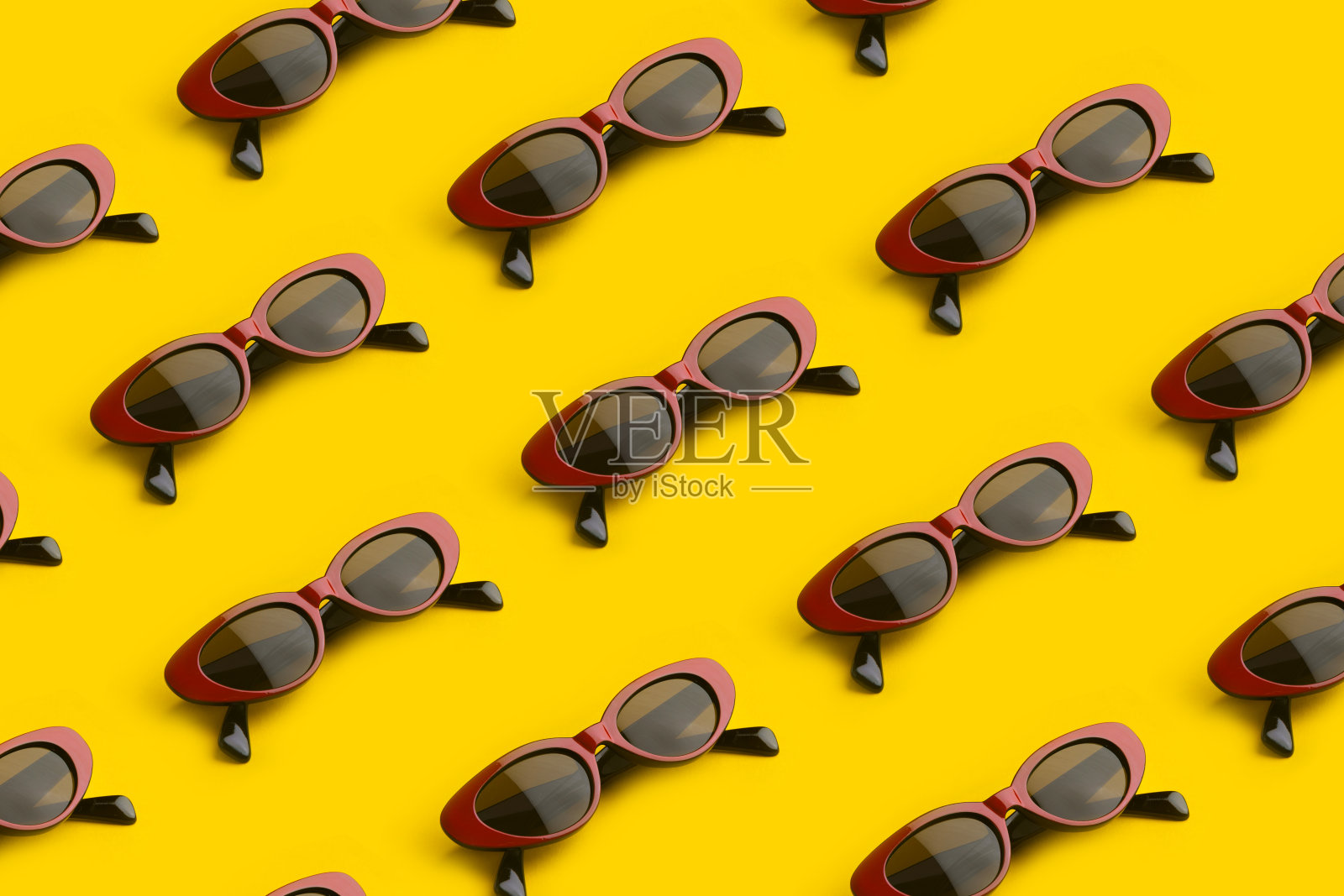 黄色背景的女性太阳镜。照片摄影图片