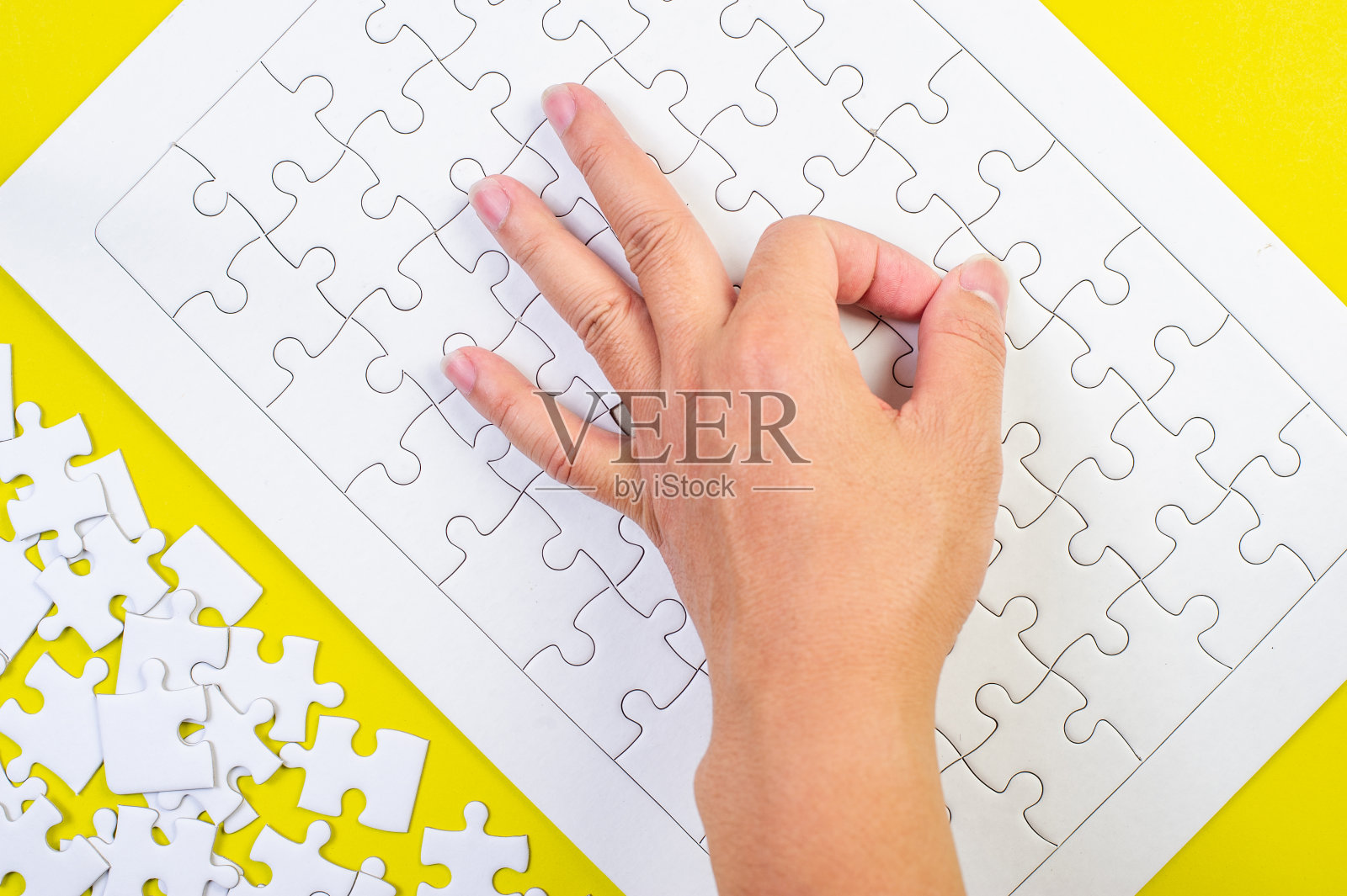 竖锯和手在黄色的概念背景上照片摄影图片