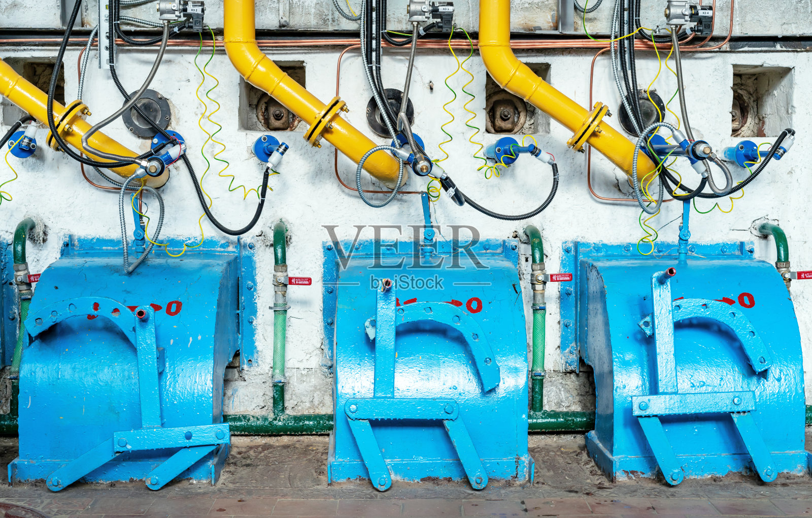 燃气锅炉房的热水锅炉上的燃气燃烧器。燃气锅炉房设备。照片摄影图片