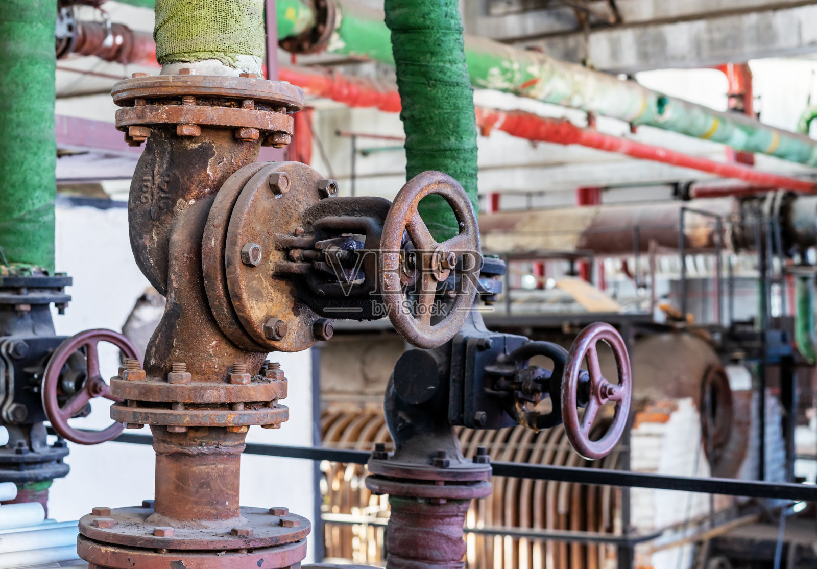 供水管网中的切断阀。燃气锅炉房设备。照片摄影图片