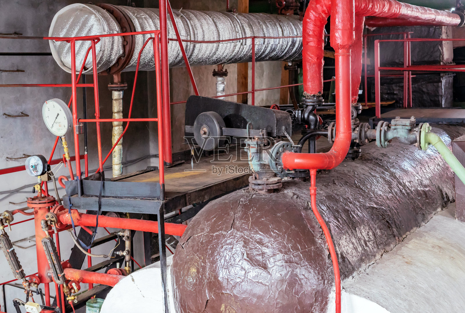 燃气锅炉房的蒸汽锅炉和热交换器。燃气锅炉房设备。照片摄影图片