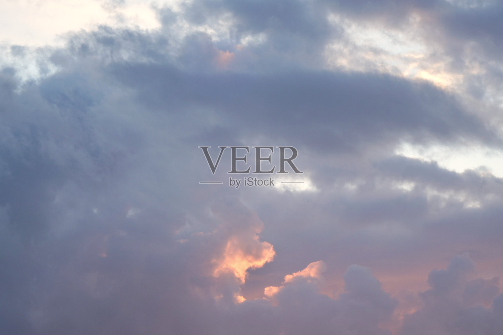 高高的天空中有云。照片摄影图片