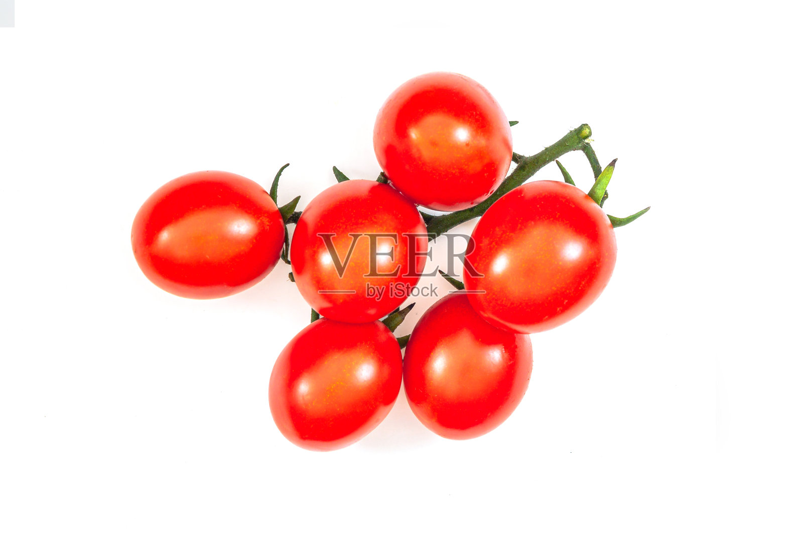 白色背景上孤立的樱桃番茄束。照片摄影图片