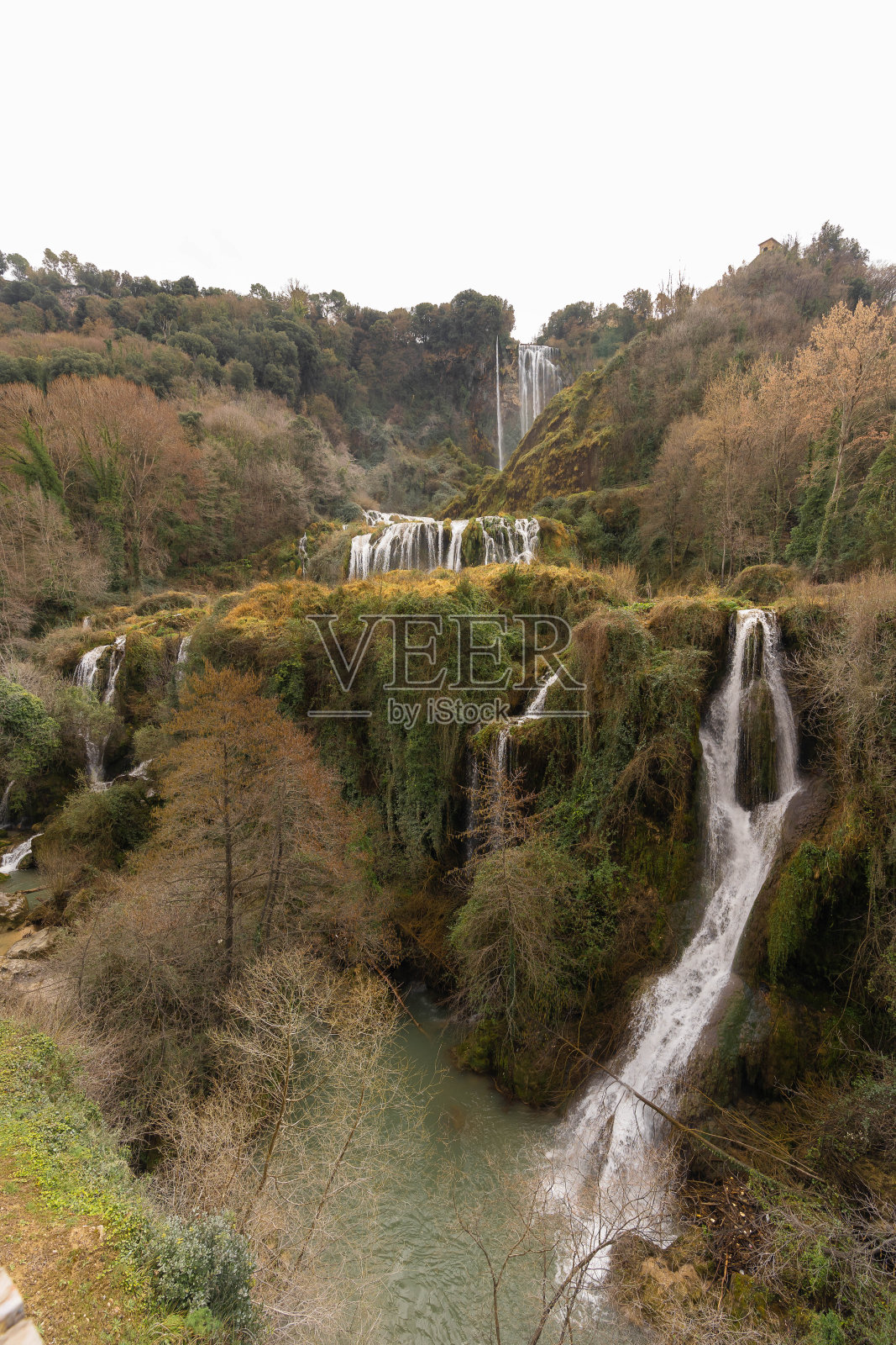 意大利翁布里亚特尔尼附近的低水位大理石瀑布照片摄影图片