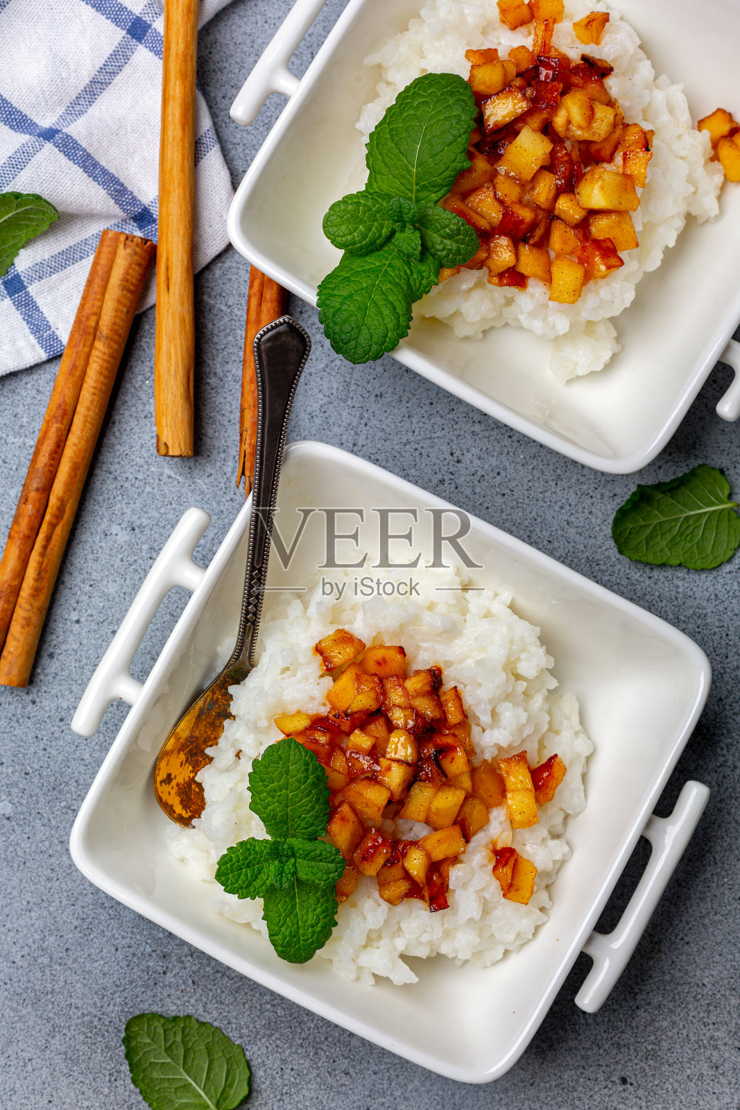 杏仁奶粥。素食早餐。照片摄影图片