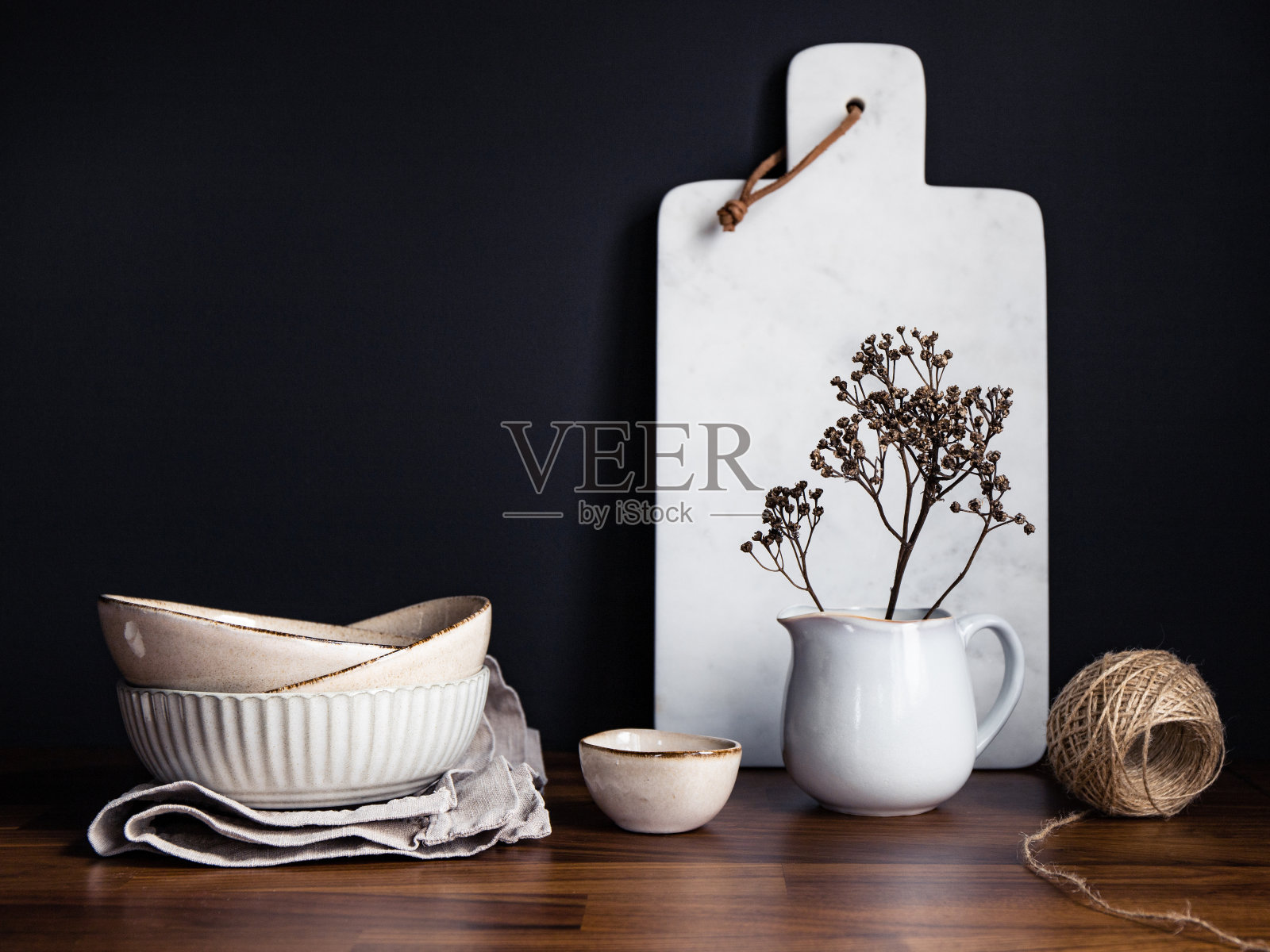 一套厨房陶瓷餐具和白色大理石砧板在木桌上。生态风格的家居静物生活。照片摄影图片