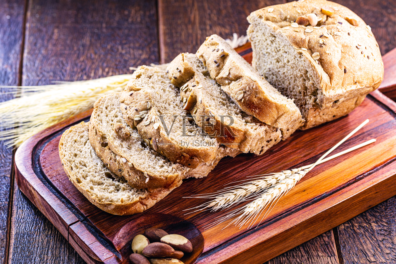 不含动物制品的素食面包，由巴西坚果、燕麦和亚麻籽制成。健康的生活和饮食理念。切片“u200b”u200bbread在乡村木制背景。照片摄影图片