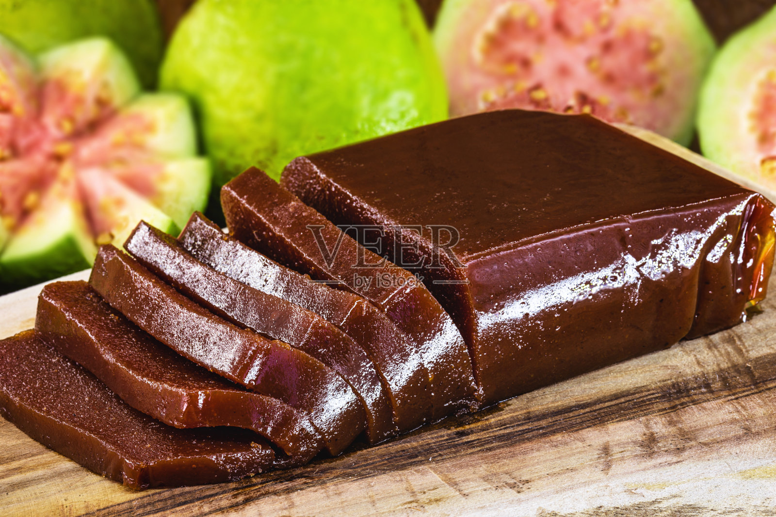 巴西甜美的乡村男孩。番石榴是一种典型的巴西甜点，在全国各地都很常见，在六月的聚会上食用。自制巴西食物的概念。照片摄影图片