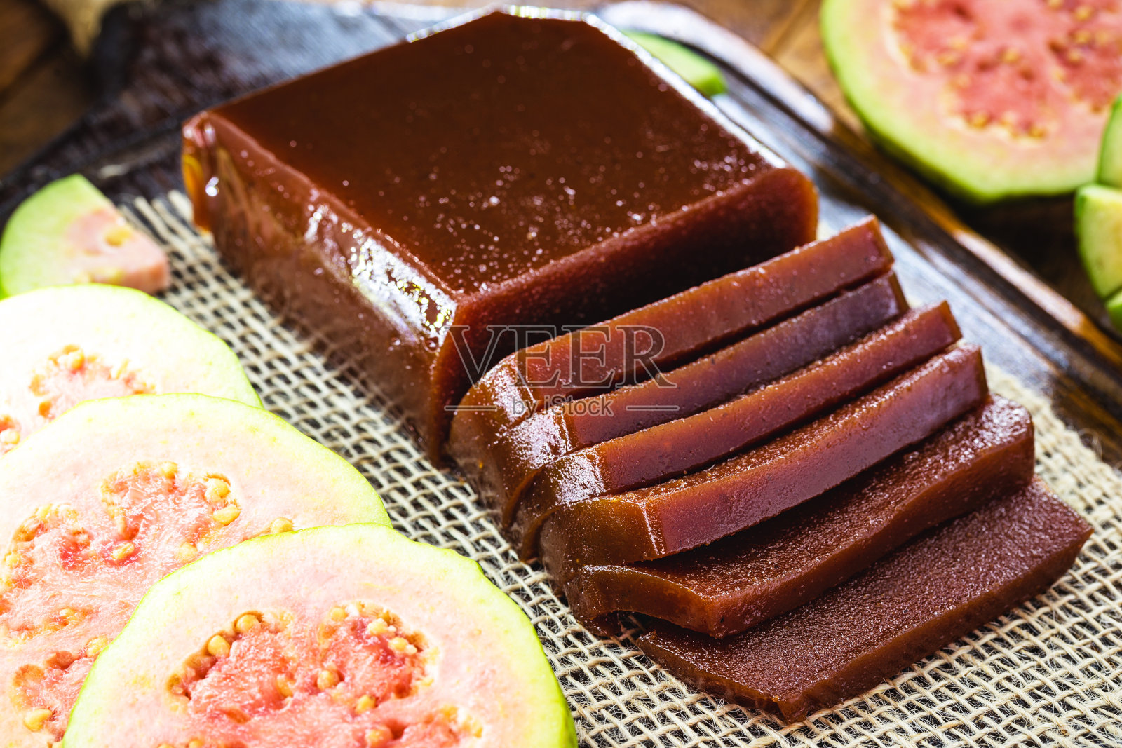 Goiabada是一种典型的用巴西米纳斯吉拉斯州常见的番石榴制成的甜食。概念和甜蜜的自制风味。照片摄影图片