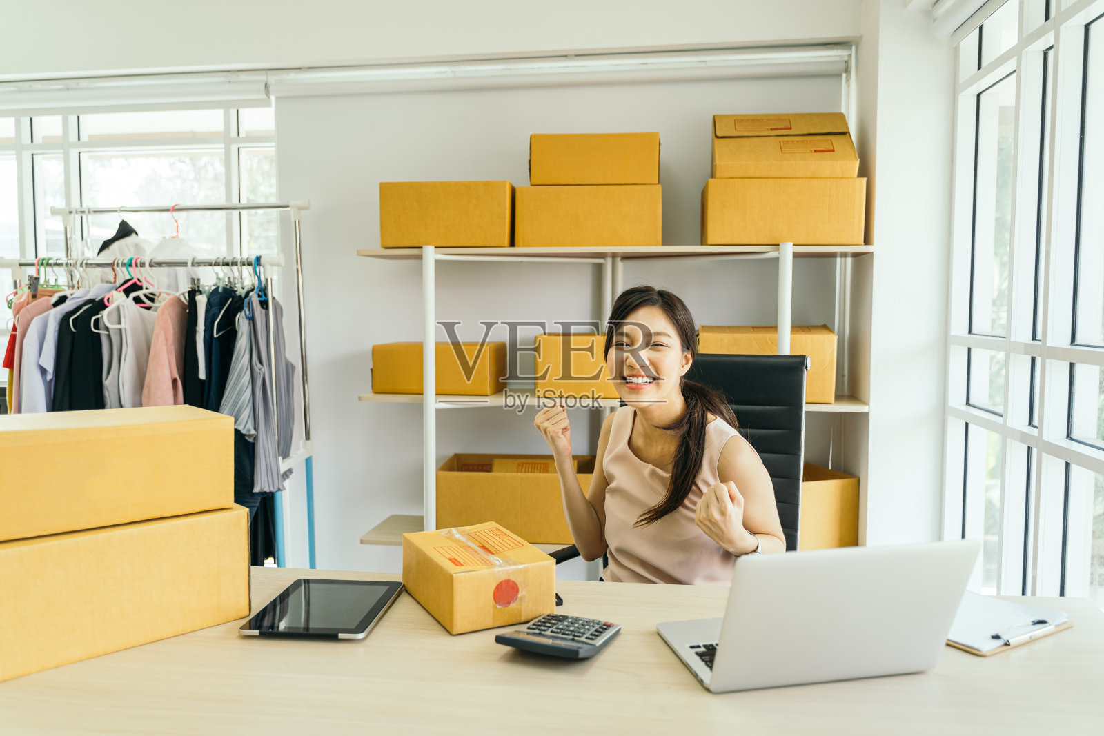 成功的经营理念。肖像女商人摆出很开心的办公室。照片摄影图片