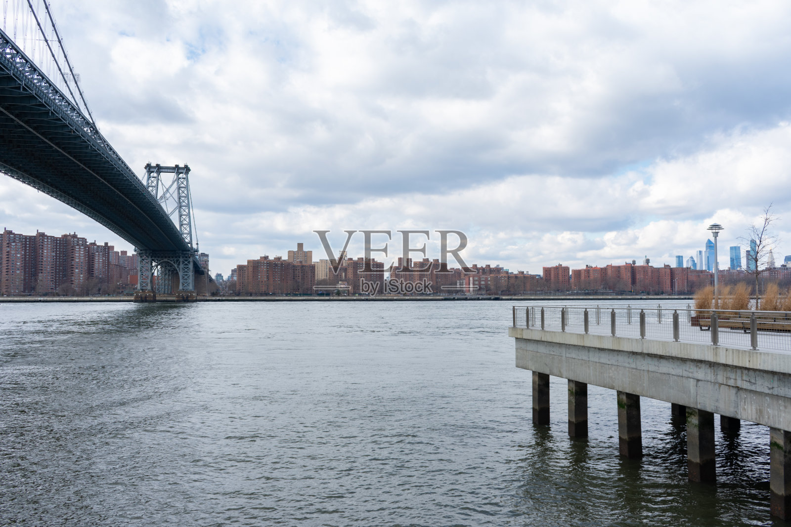 纽约布鲁克林的威廉斯堡海滨，威廉斯堡桥和纽约下东区的景色照片摄影图片