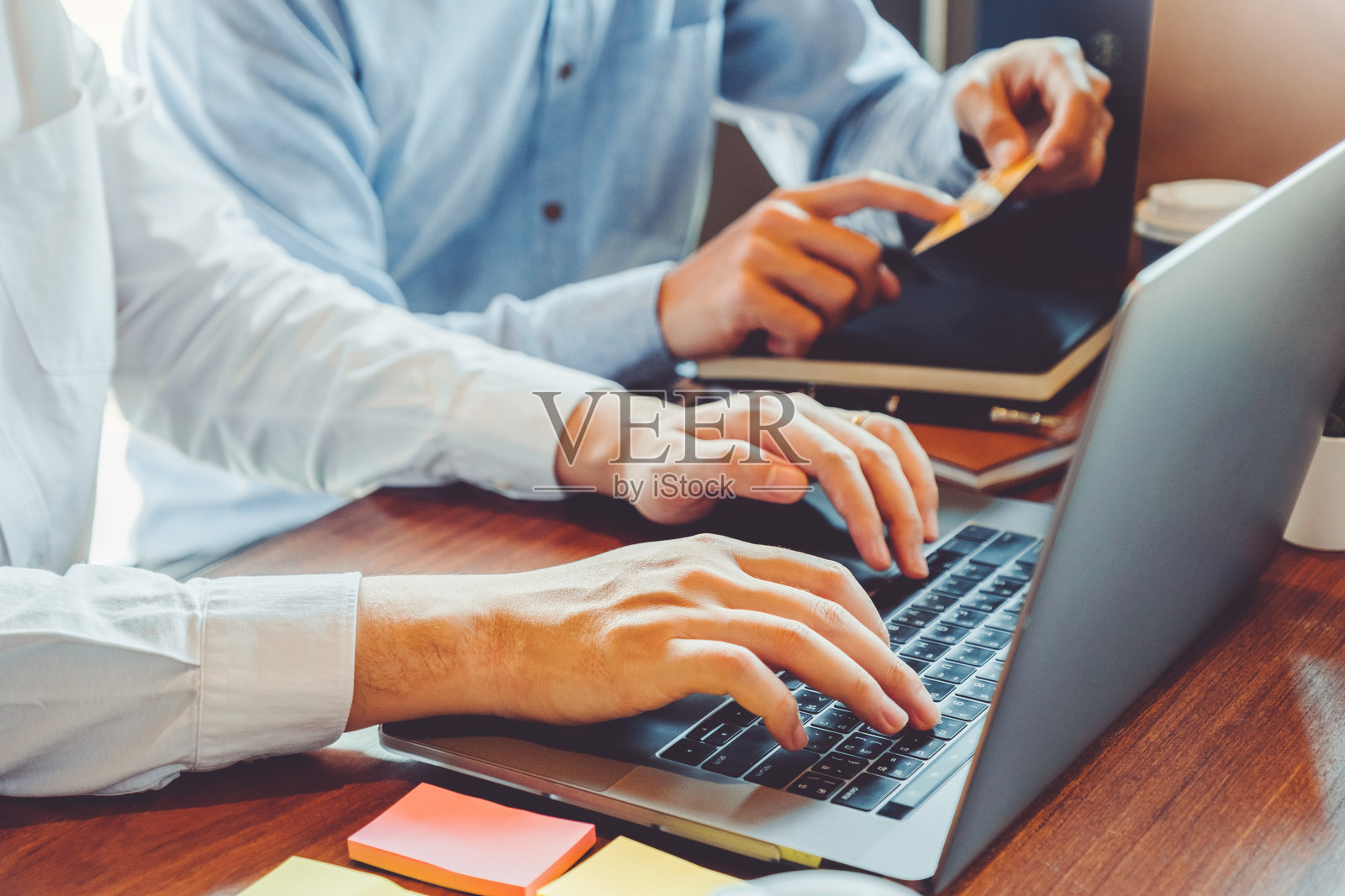 网上银行商人使用笔记本电脑与信用卡网上购物在咖啡馆，金融科技和区块链概念股票照片摄影图片