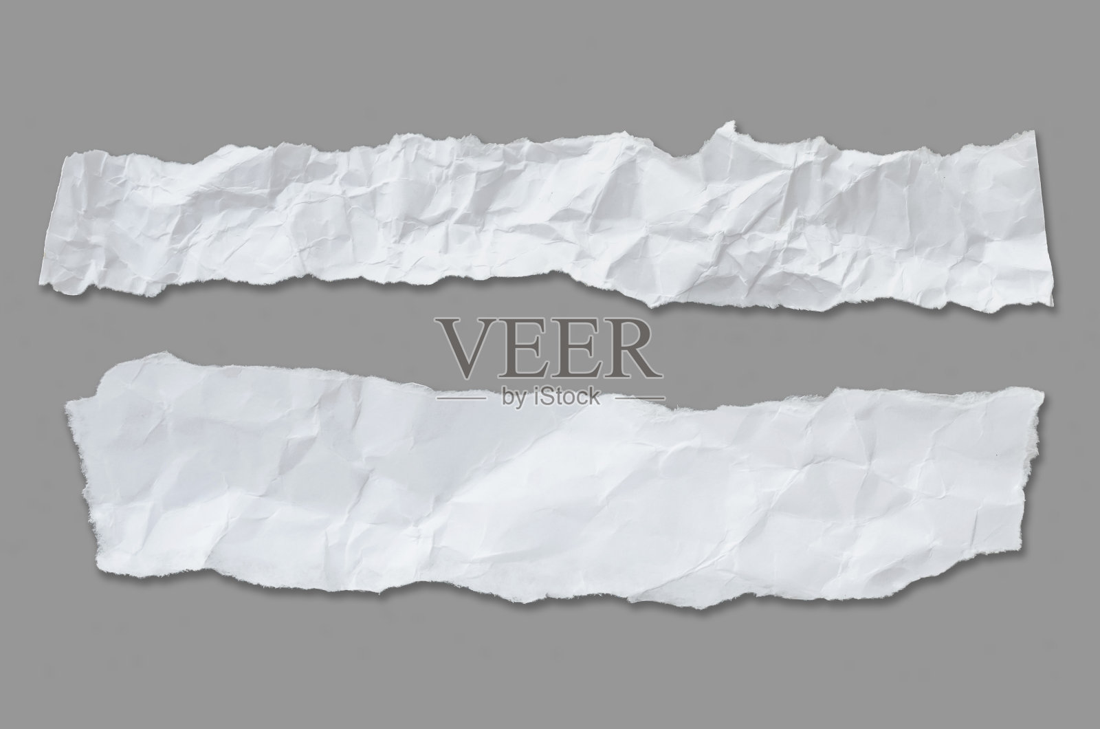 再生纸工艺棒在白色的背景。牛皮纸撕破或撕破的纸片孤立在白色背景上。照片摄影图片