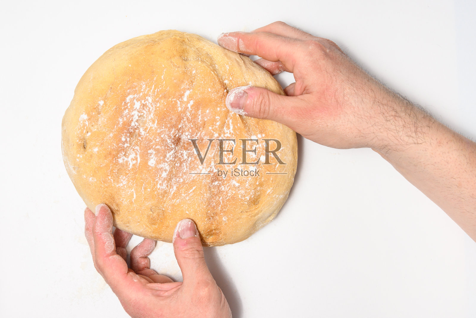 新鲜出炉的面包在面包师手中孤立的白色背景照片摄影图片