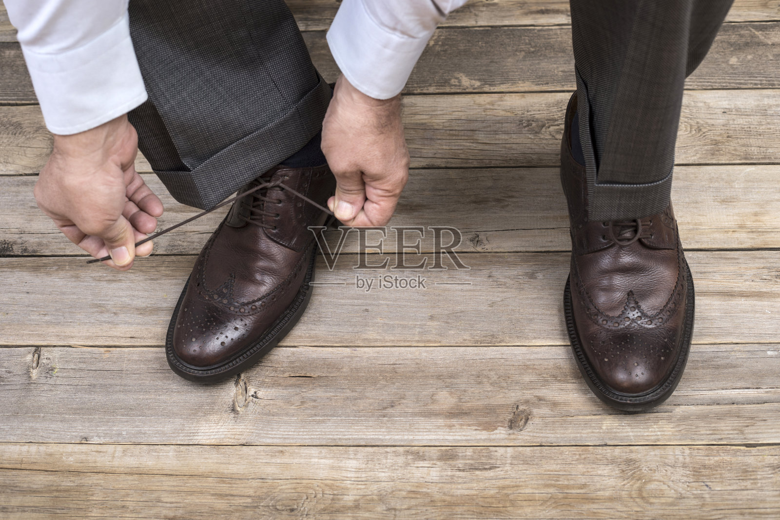 背景中的鞋子照片摄影图片