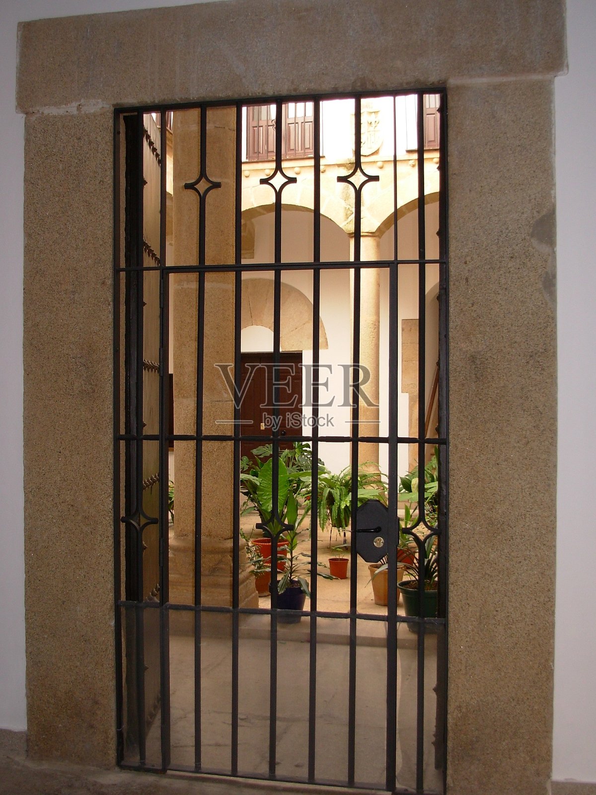 在Cáceres老城的庭院照片摄影图片