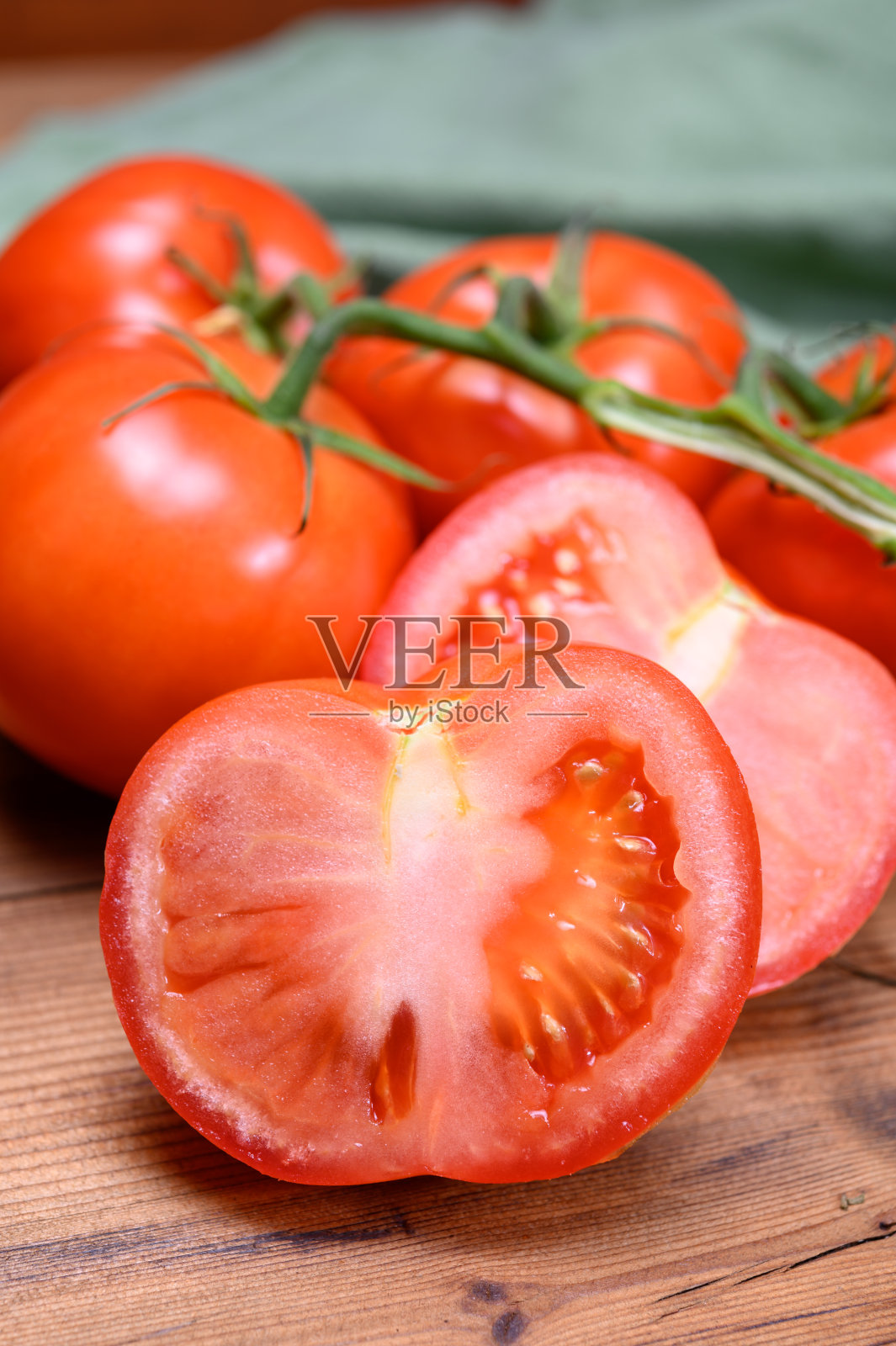 红熟美味的荷兰番茄生长在室内温室一年四季，荷兰的食品工业照片摄影图片