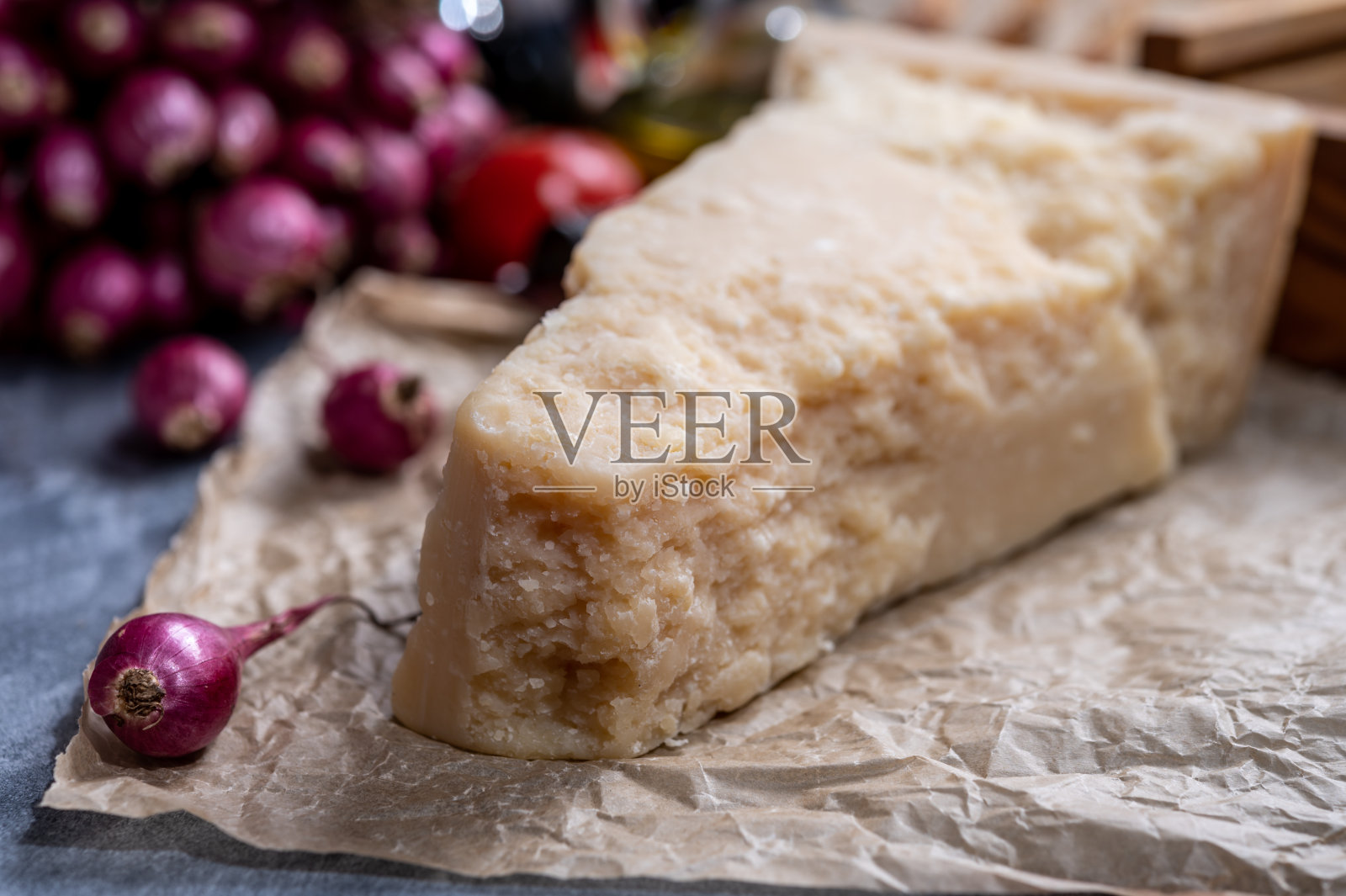 一片正宗的帕尔玛干酪或意大利帕尔玛干酪颗粒状硬奶酪照片摄影图片