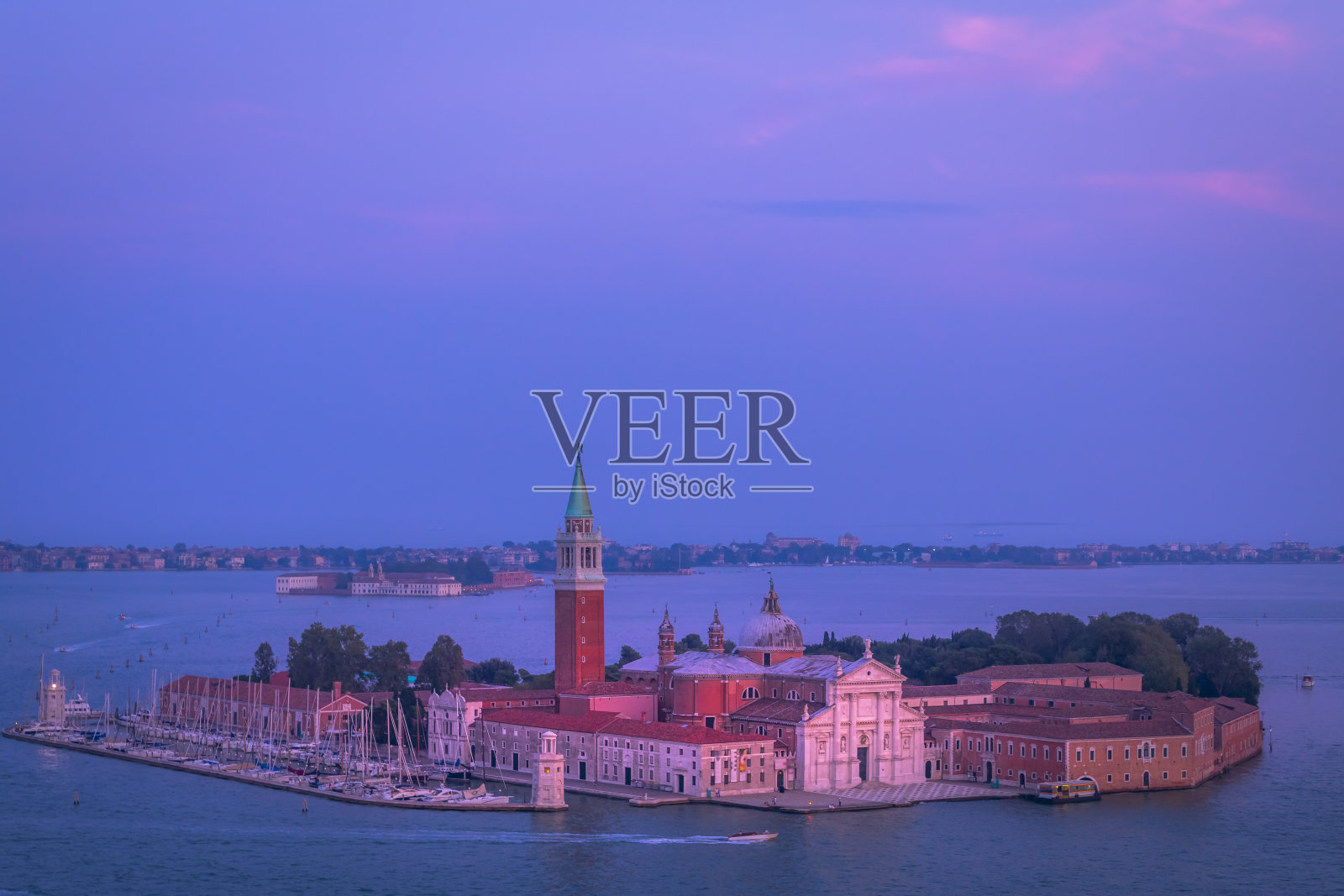 夕阳下飘渺的圣乔治·马焦雷大教堂——意大利威尼斯照片摄影图片