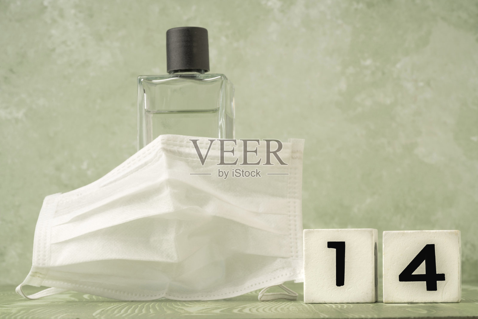 古龙水瓶子，上面有健康面具和14号照片摄影图片