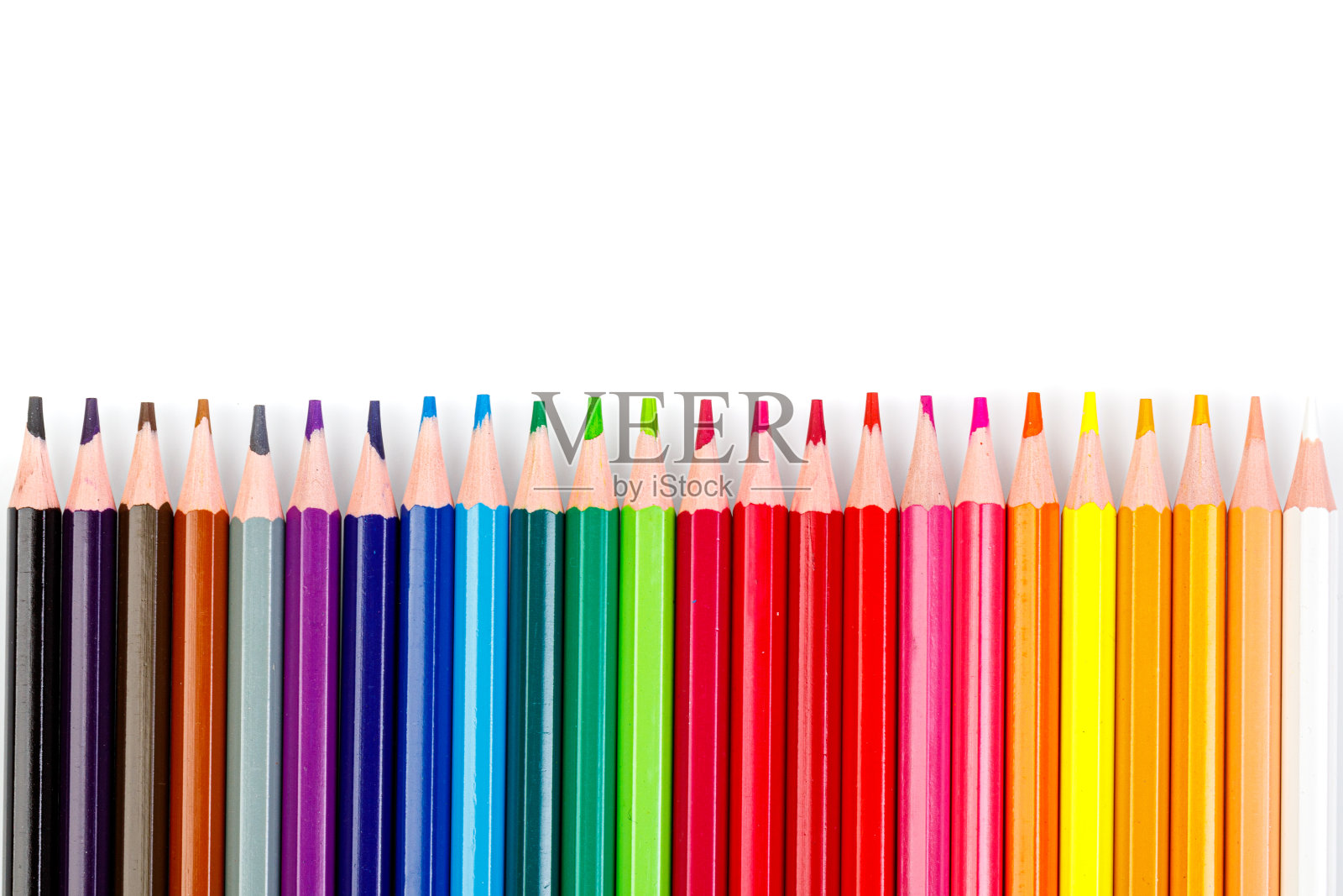 白色背景上的微距彩色铅笔照片摄影图片