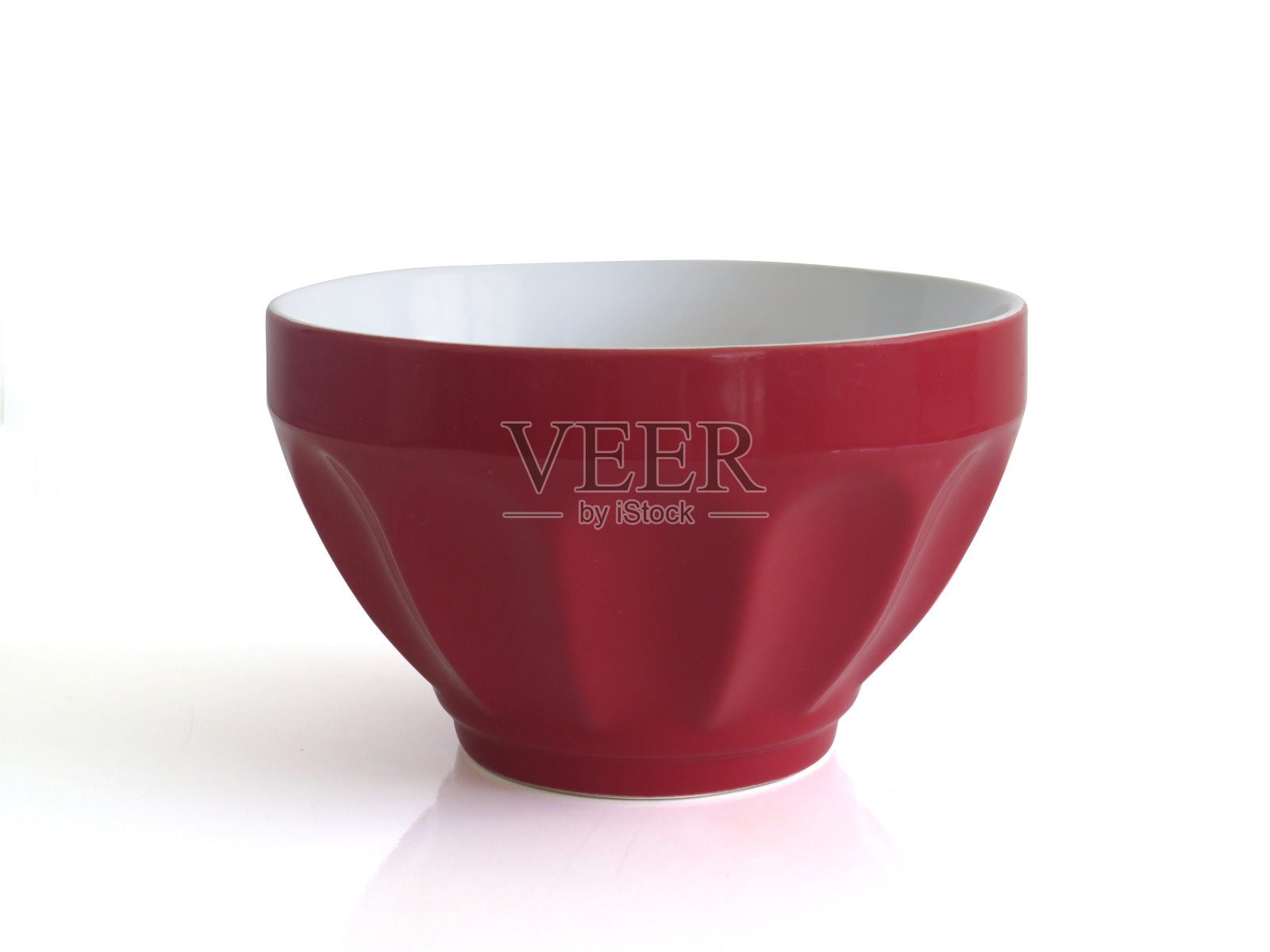 典雅的红色空陶碗孤立在白色背景上。红色瓷杯的特写。照片摄影图片