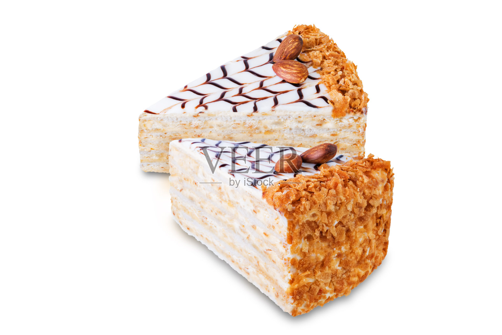 在白色孤立的背景上装饰有杏仁的酯蛋糕照片摄影图片