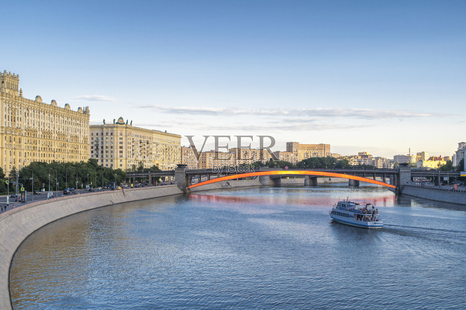 莫斯科:从新瓦巴斯基桥眺望莫斯科河照片摄影图片