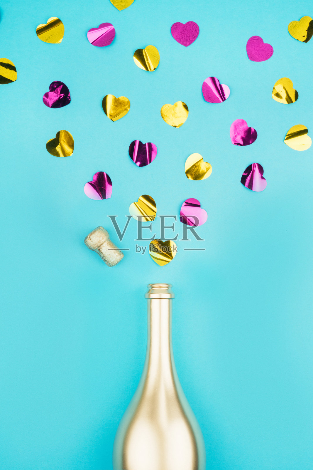 一瓶香槟和五彩纸屑。照片摄影图片