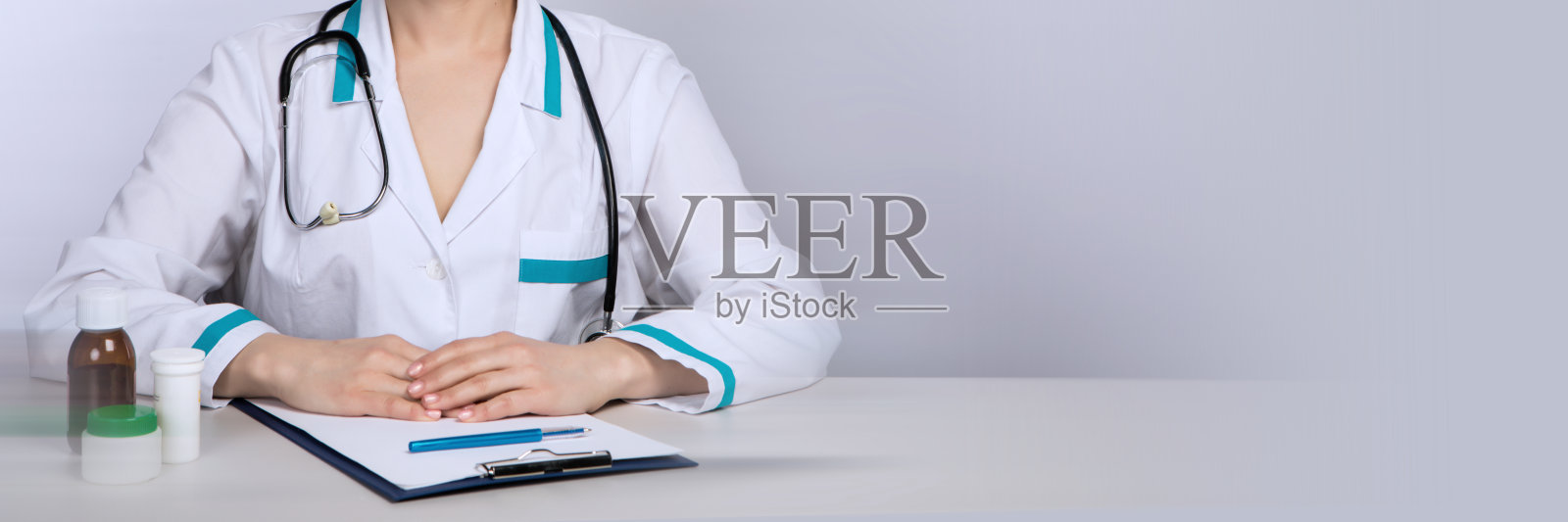 蓝色背景上是女医生的身体照片摄影图片