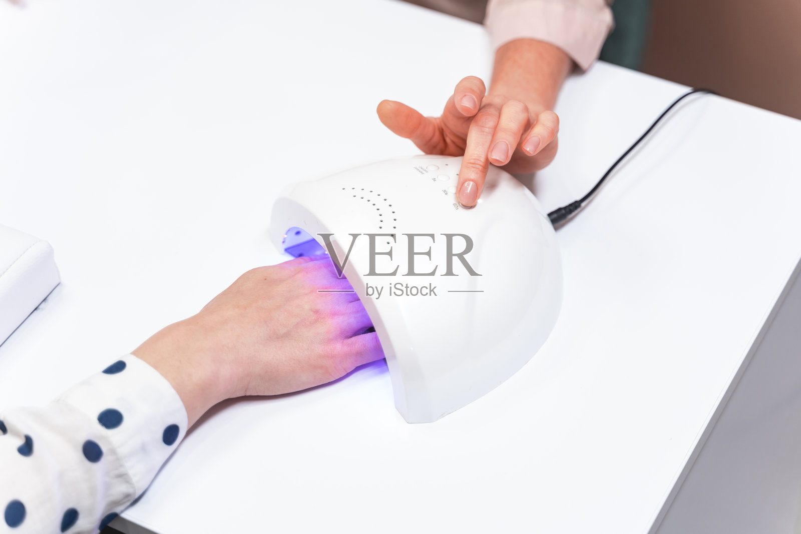 正在灯里的女性手特写照片摄影图片