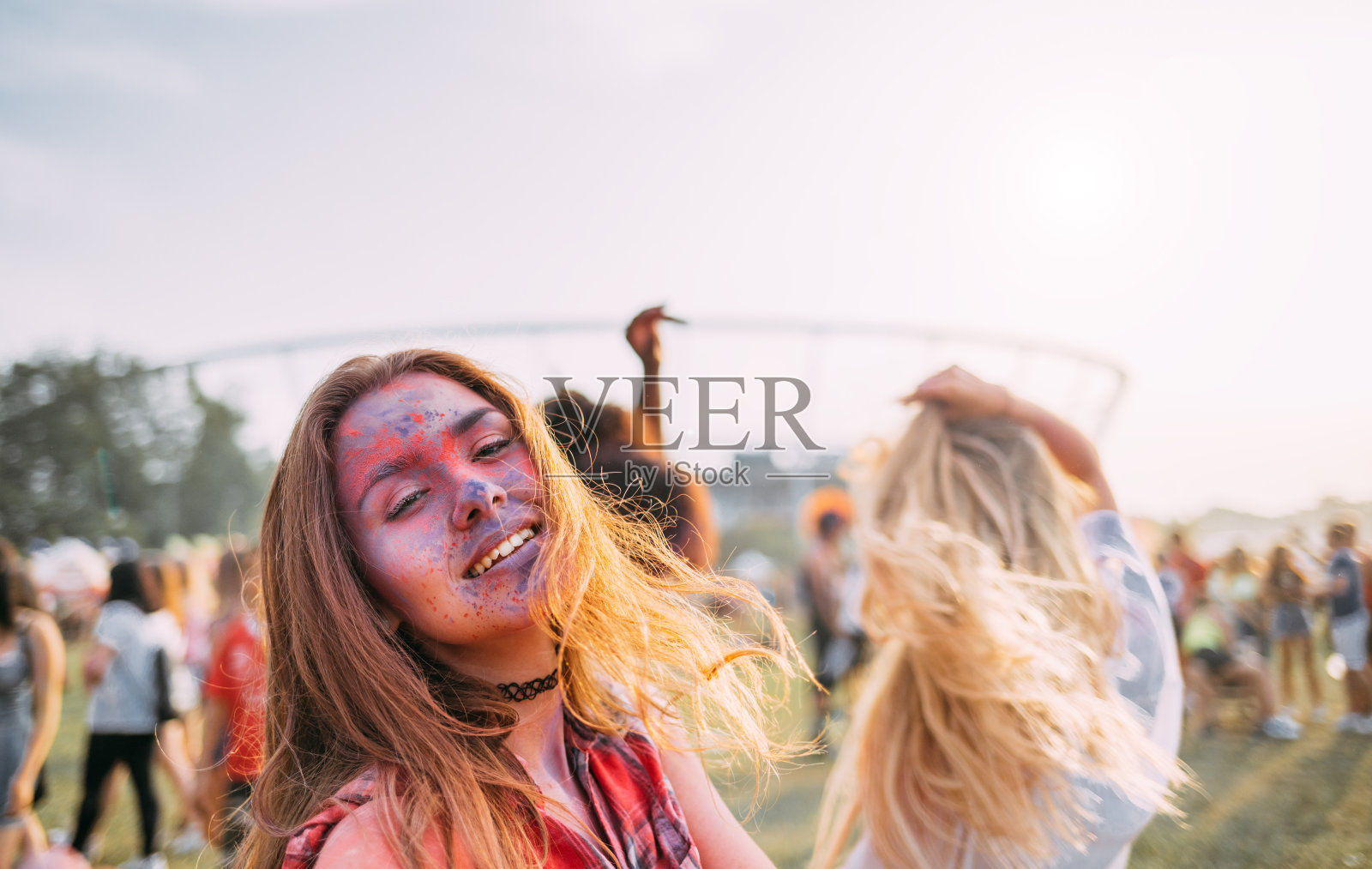 美丽的年轻女子与朋友在夏季胡里节跳舞照片摄影图片