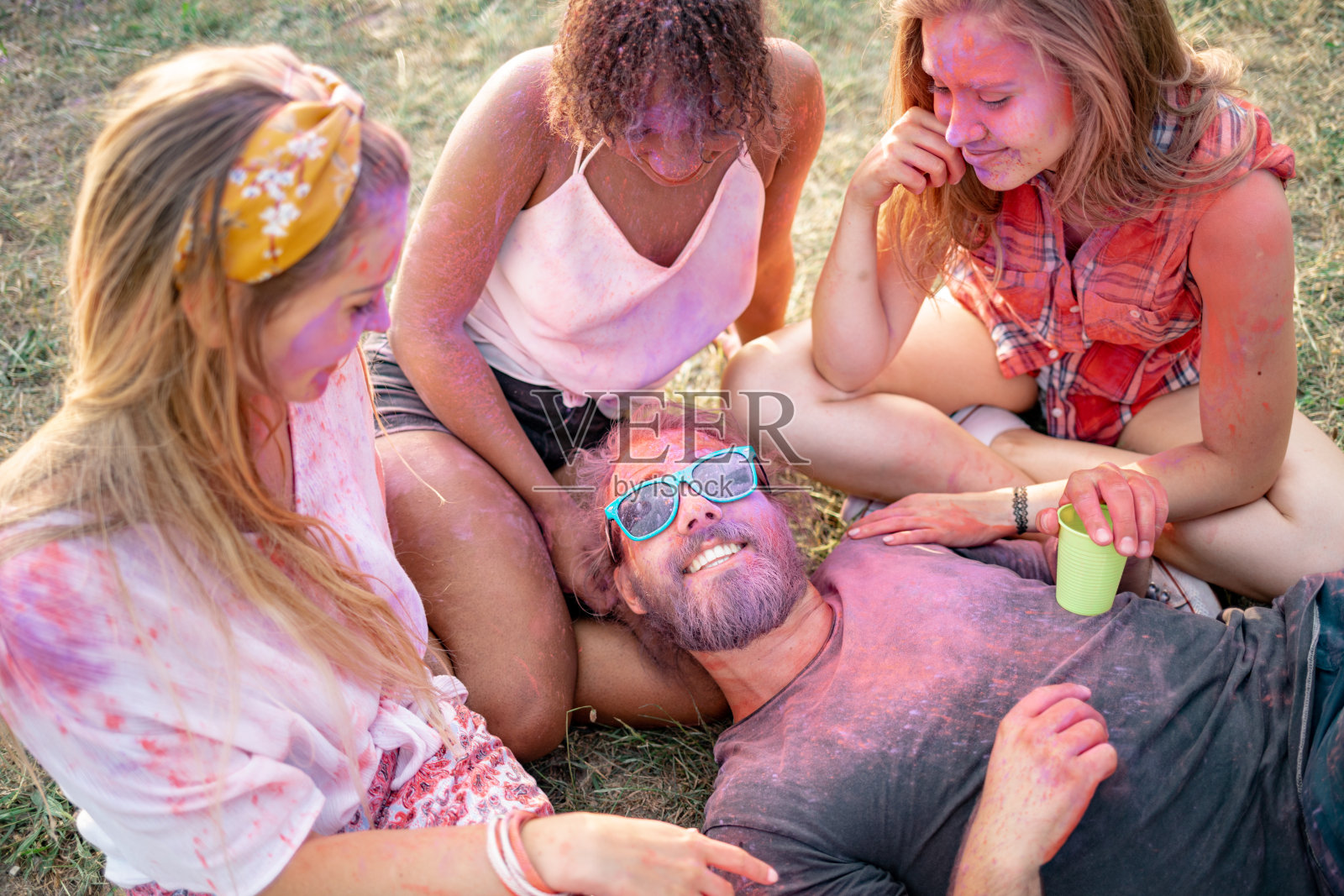 朋友们在夏季洒红节草地上玩耍照片摄影图片