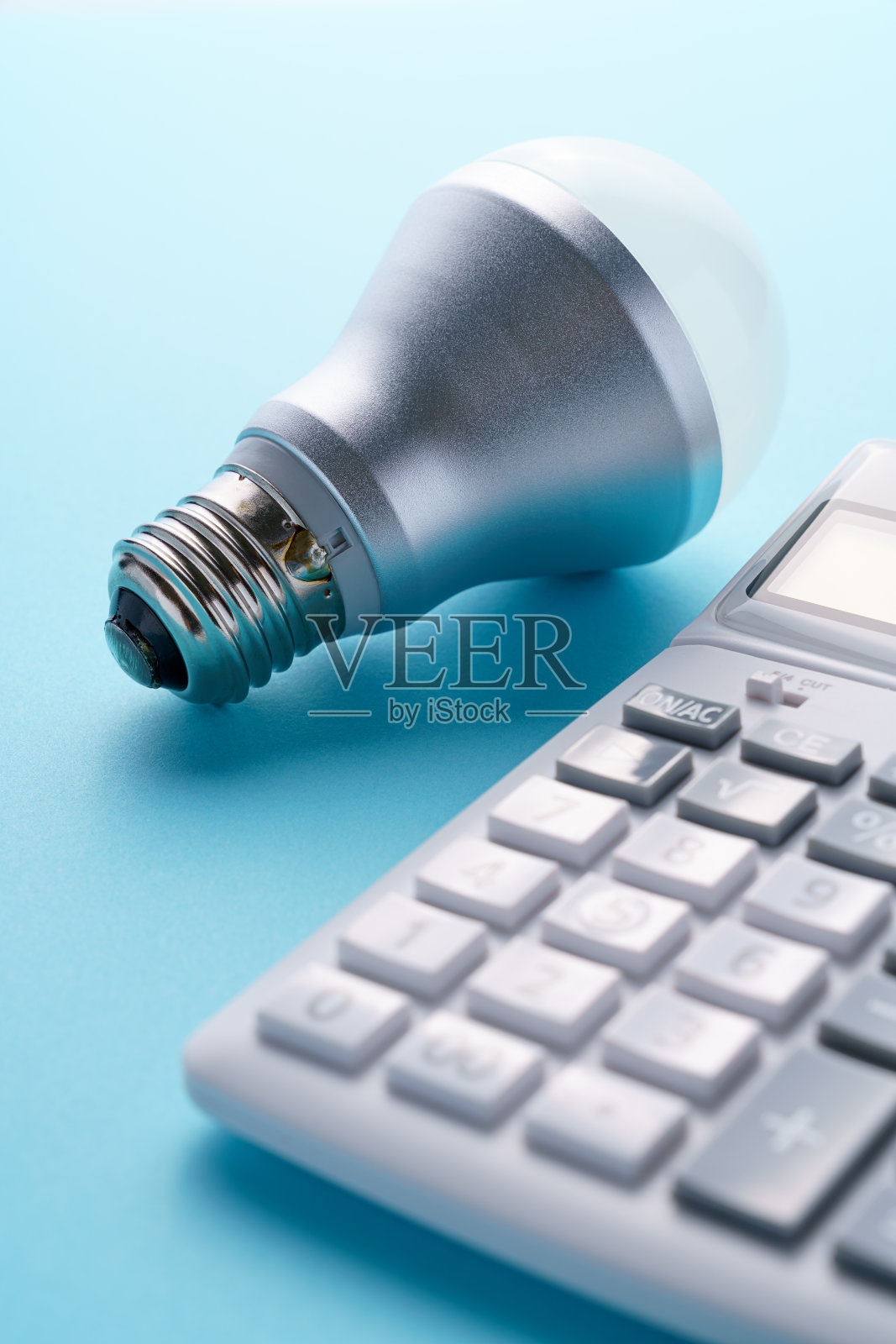 计算器和led灯泡隔离的颜色背景照片摄影图片