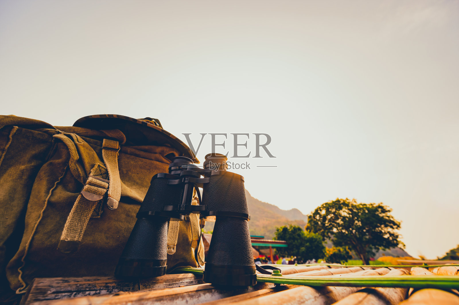 户外长距离眼镜背包。观察鸟类的双筒望远镜。在森林和洞穴中旅行和徒步旅行。照片摄影图片