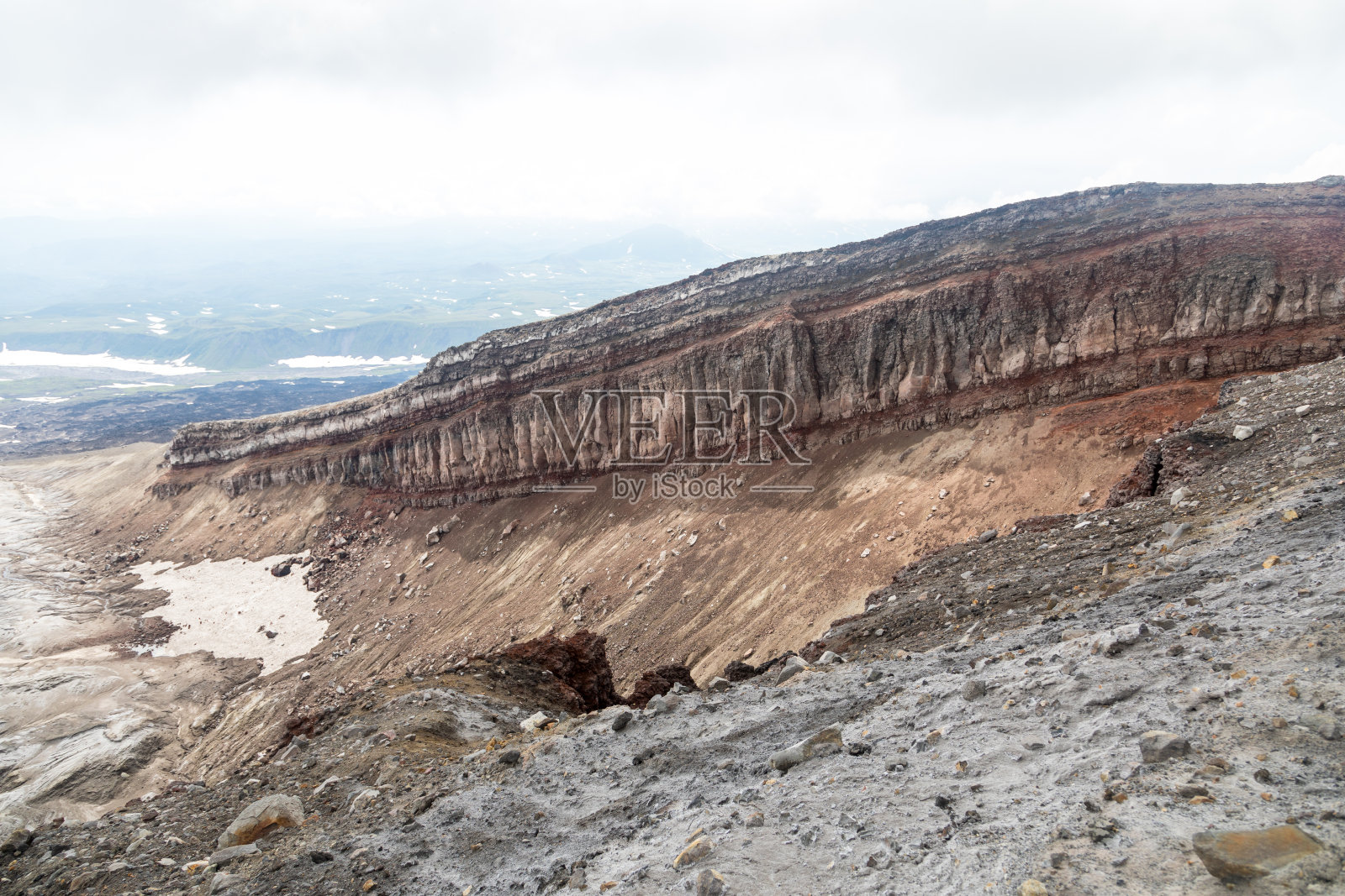 Gorely火山，堪察加半岛，俄罗斯。位于堪察加半岛南部的活火山。它由11个锥体和大约30个陨石坑组成。有些陨石坑里充满了酸或淡水。照片摄影图片