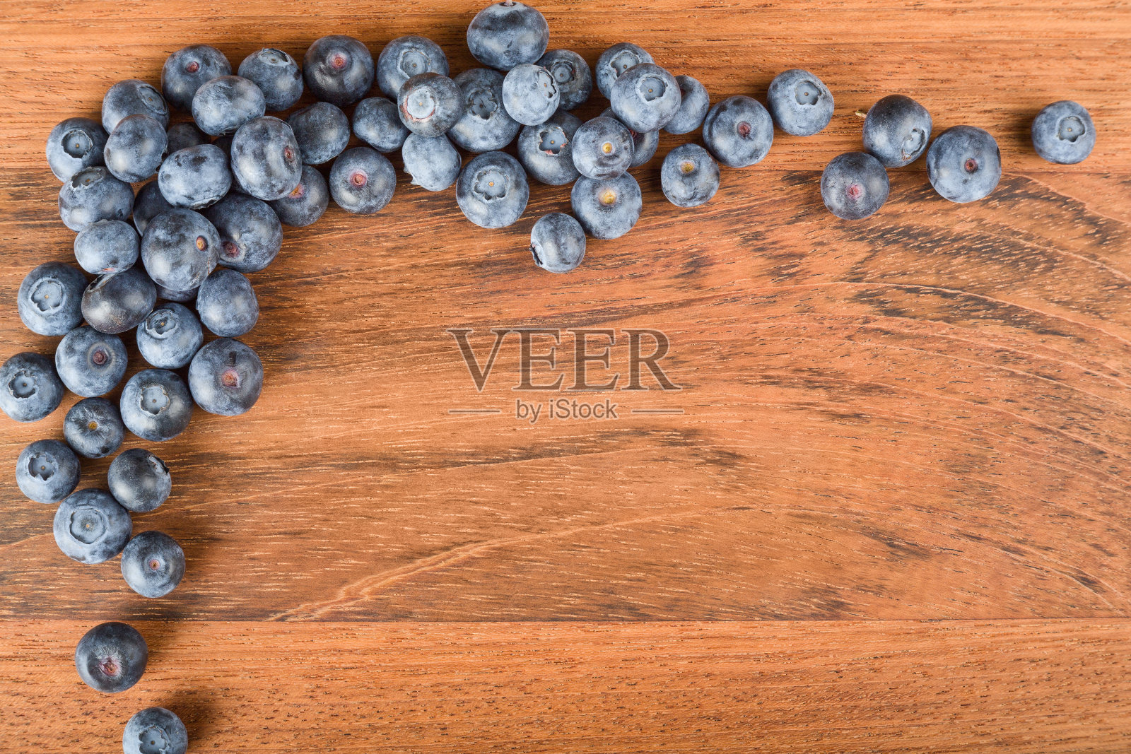 蓝莓角，深色木材背景照片摄影图片