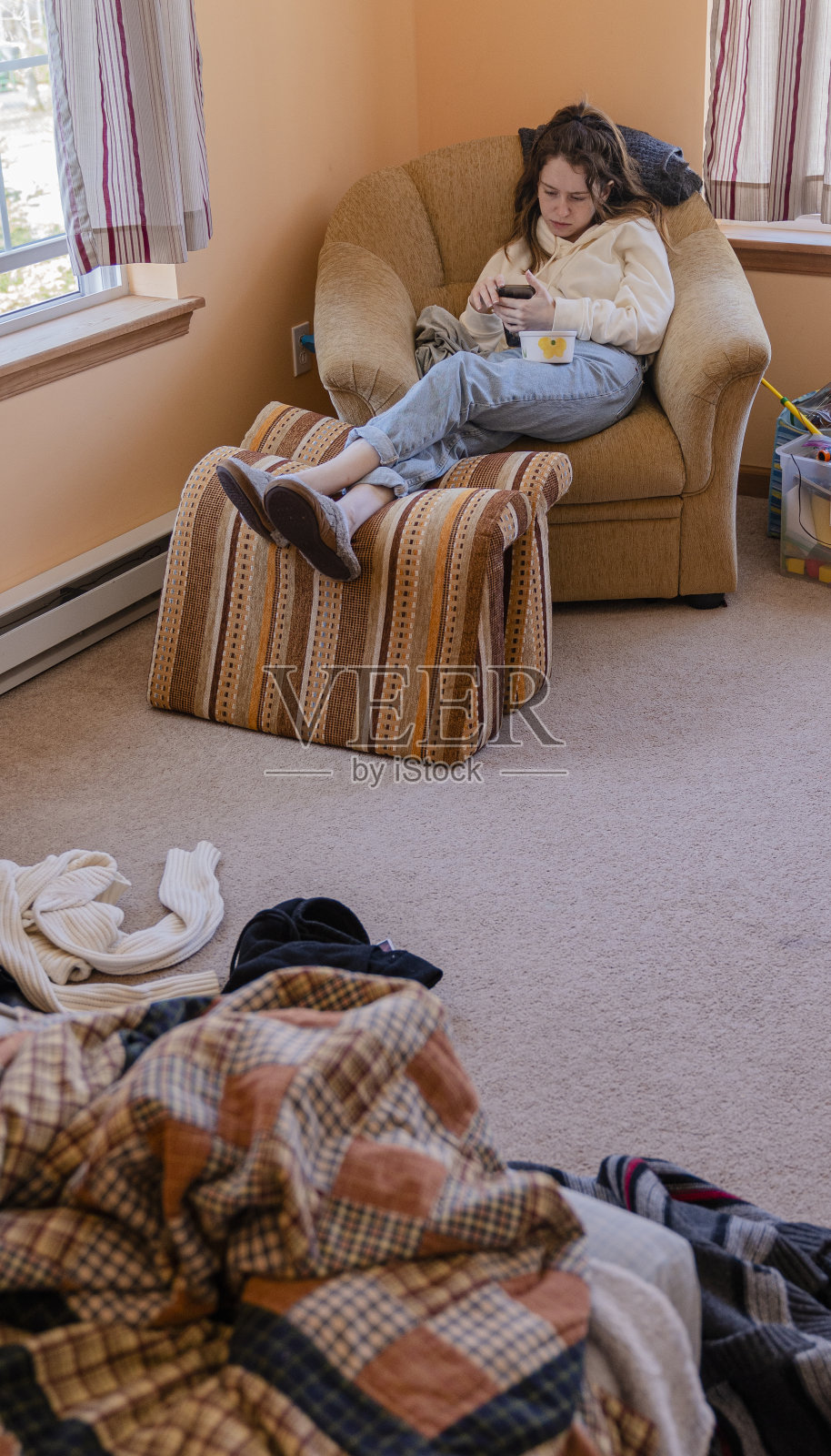 疫情隔离期少女玩手机照片摄影图片