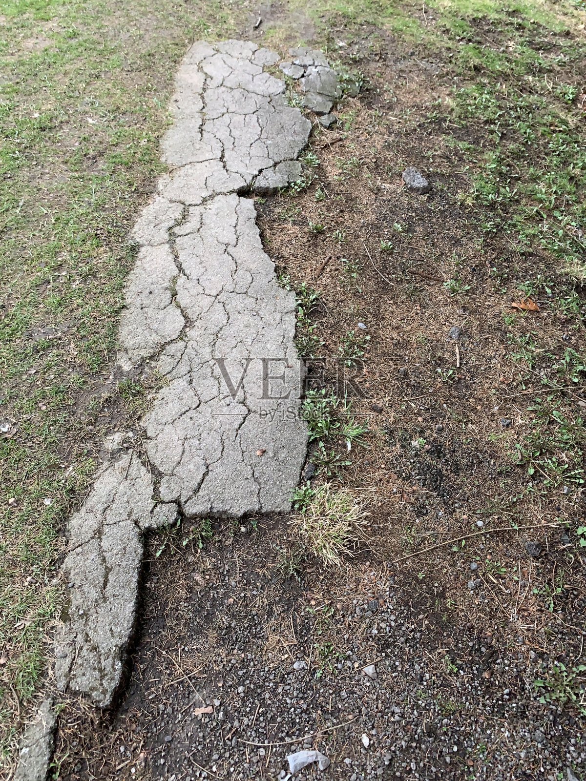 湿滑破碎的人行道照片摄影图片