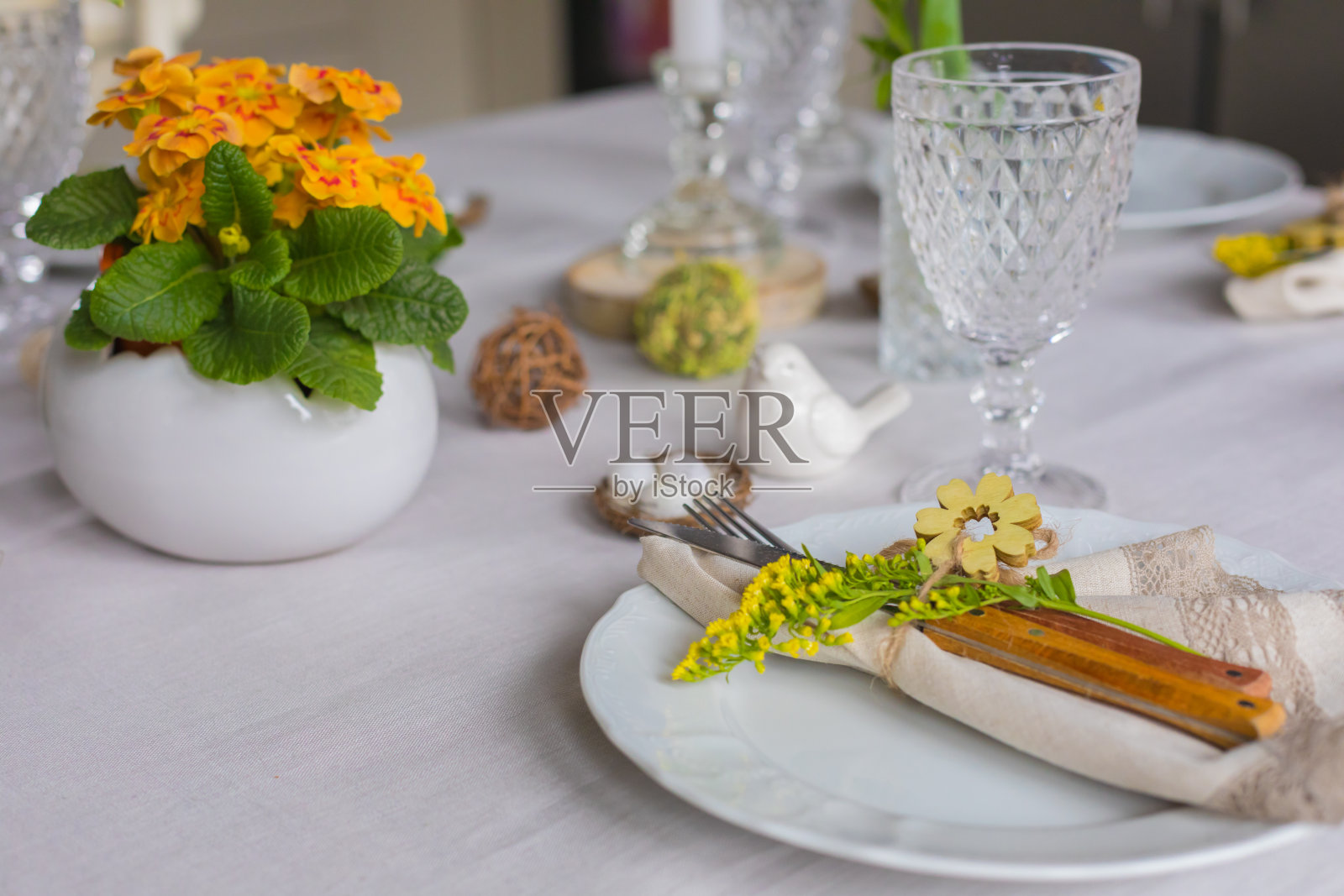 复活节节日春季餐桌摆设装饰，蛋在巢中，选择性聚焦，调性强，俯视图照片摄影图片