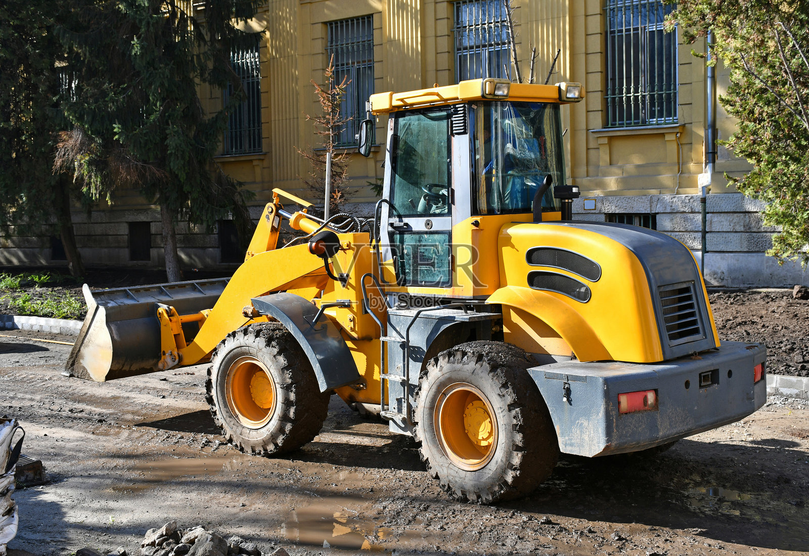 前端装载机在道路建设照片摄影图片