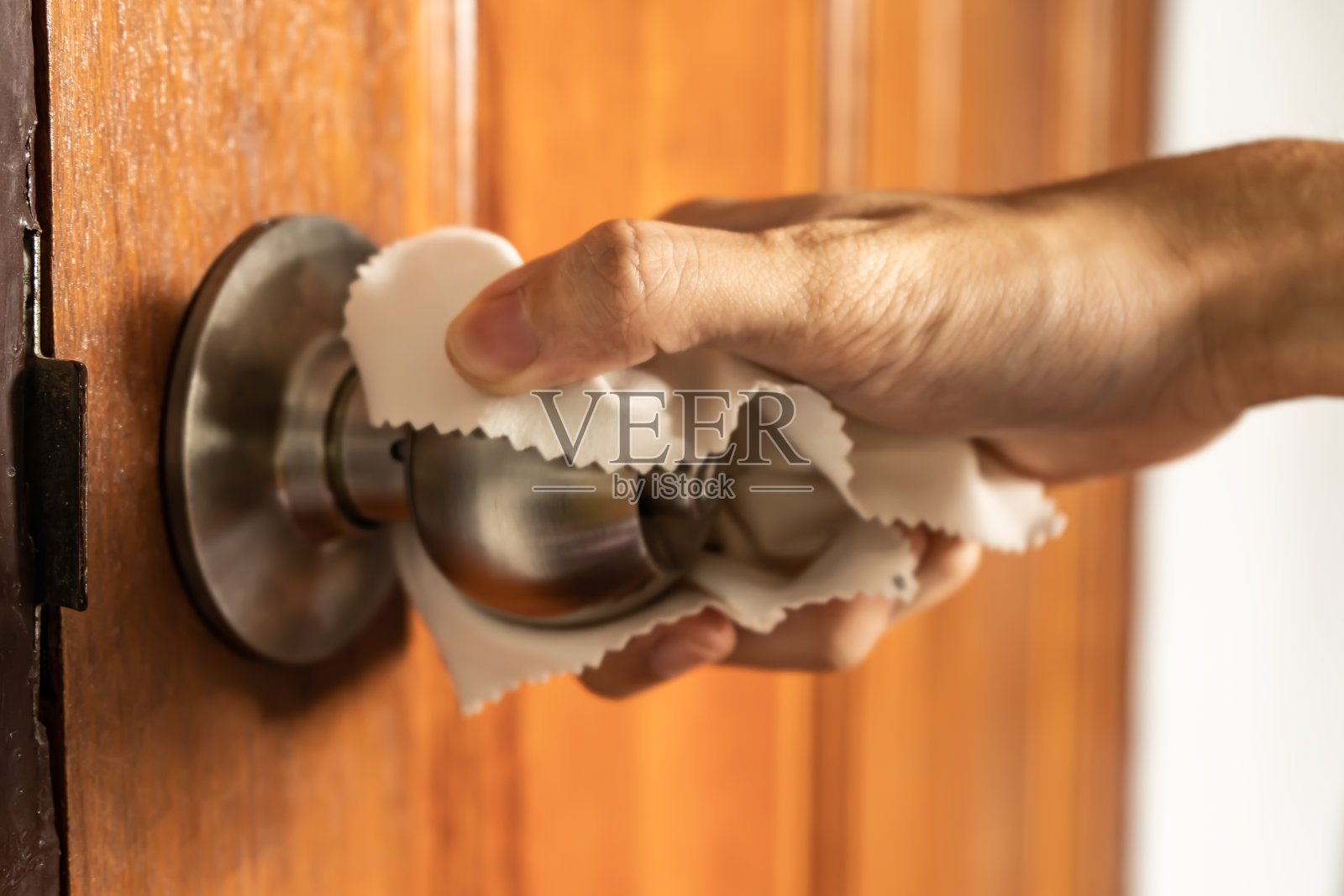 用超细纤维布触摸擦拭门把手照片摄影图片