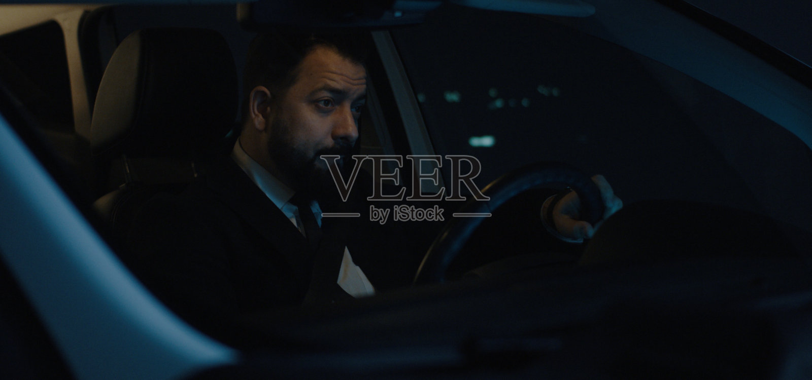 疲惫的男人夜间开车照片摄影图片